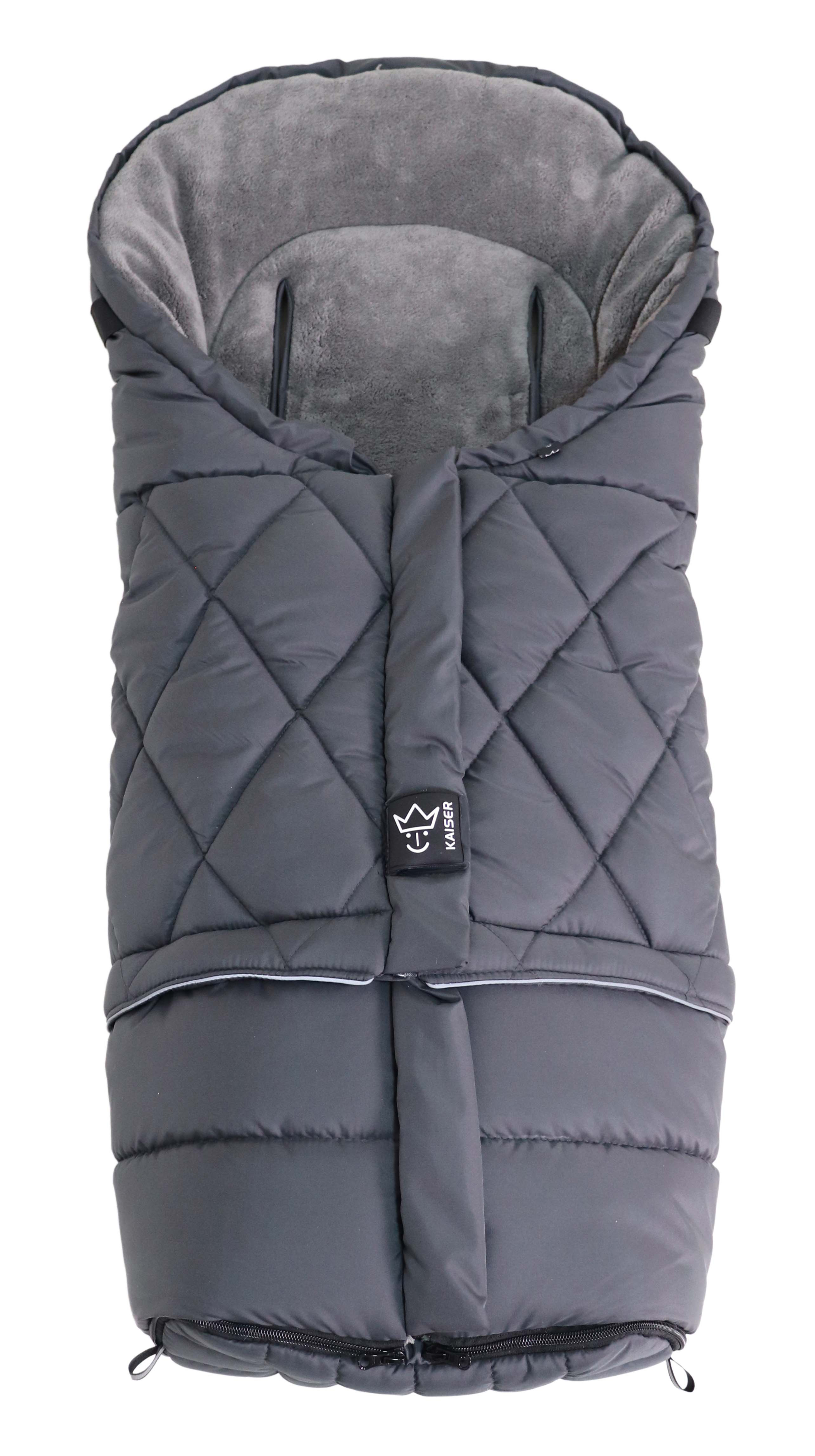 Geschlossener Fußsack mit einem Sherpa-Futter in der Farbe anthrazit