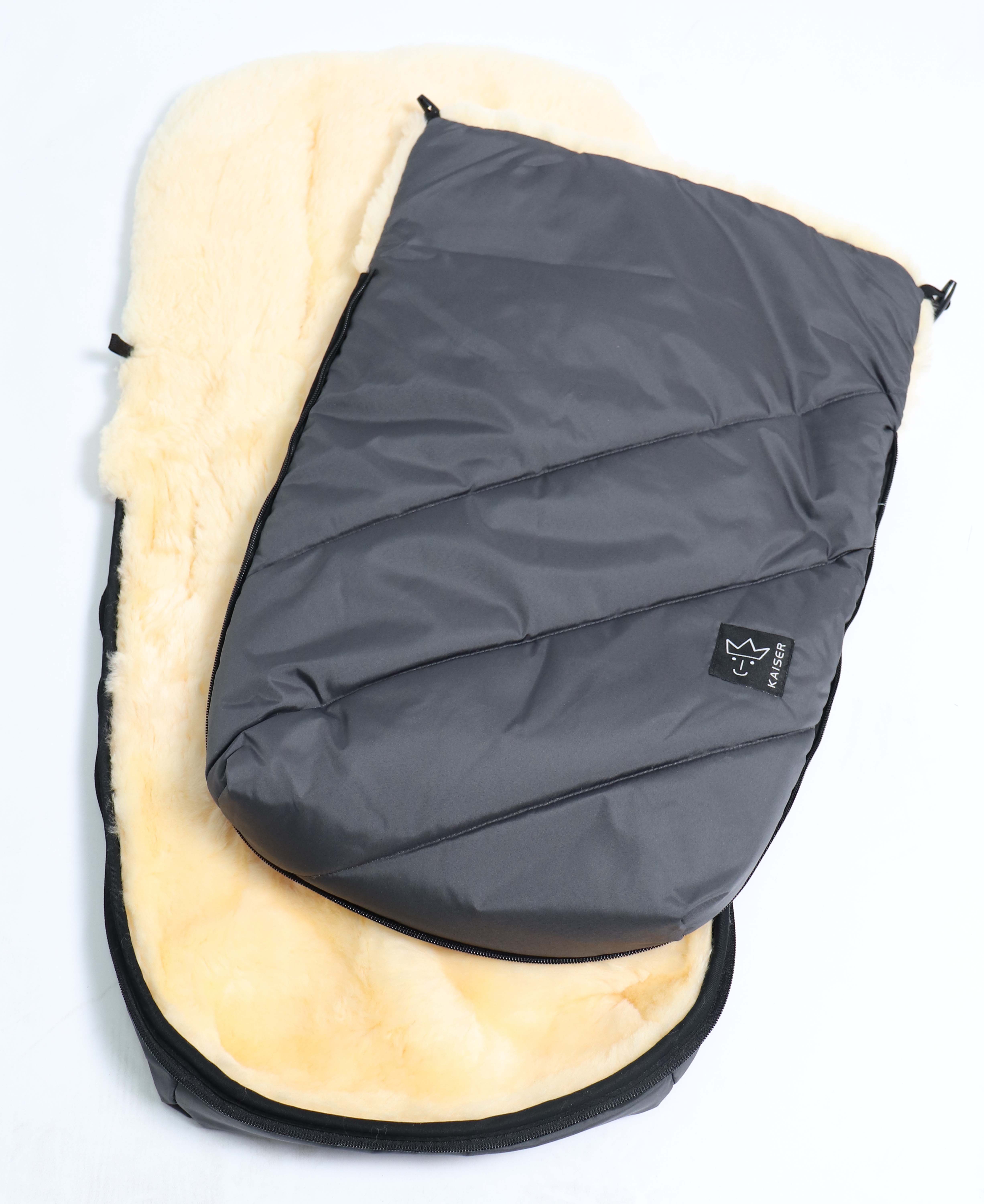 Fußsack mit dem Lammfell-Innenfutter in anthrazit seitlich geöffnet und aufgeklappt
