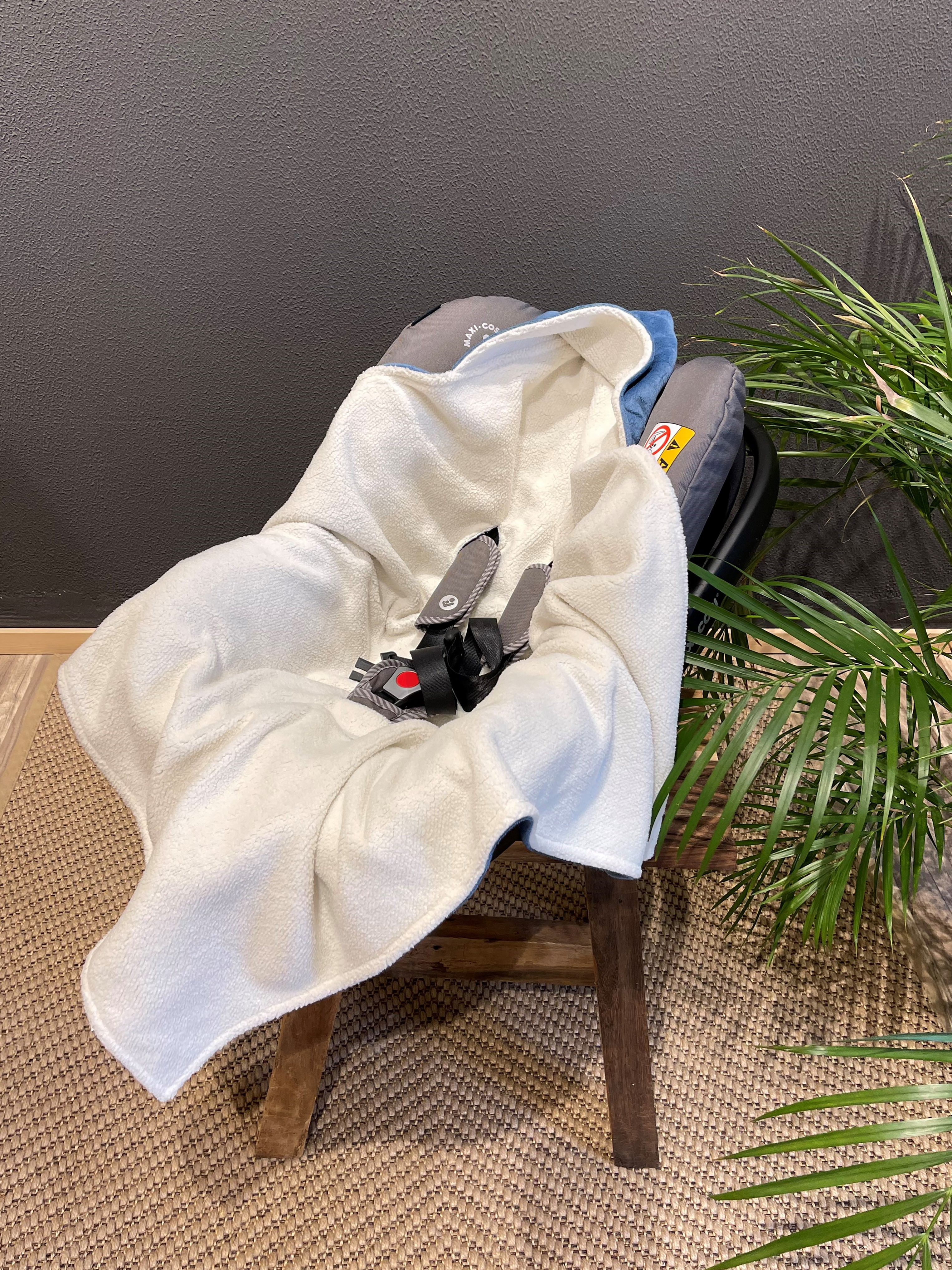 Kaiser Winter Wrap mit Kapuze, Farbe agean blue, in Babyschale präsentiert