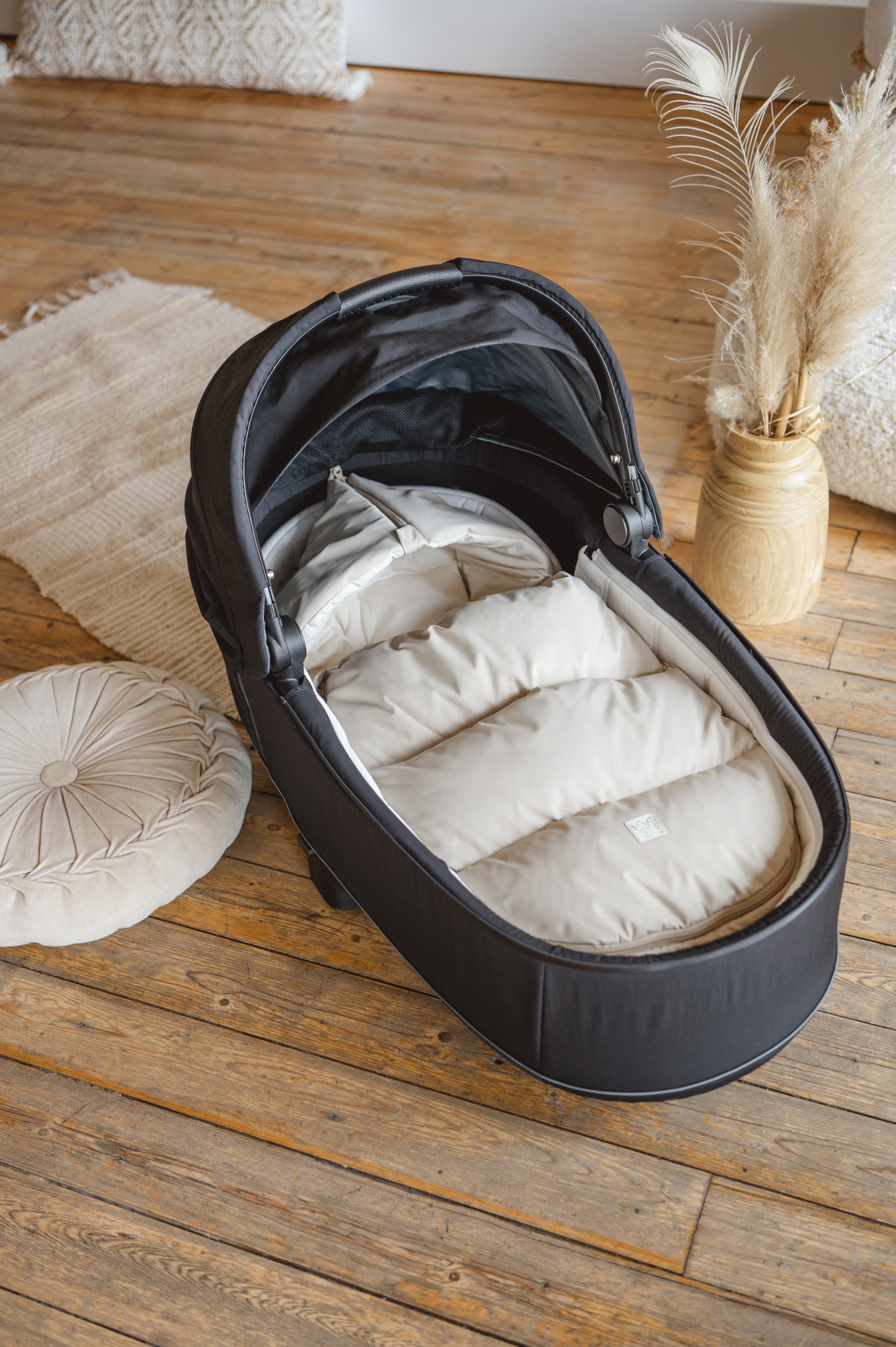 LITTLE DOWNY Babyschalen-Fußsack in der Farbe sand in schwarzer Babyschale
