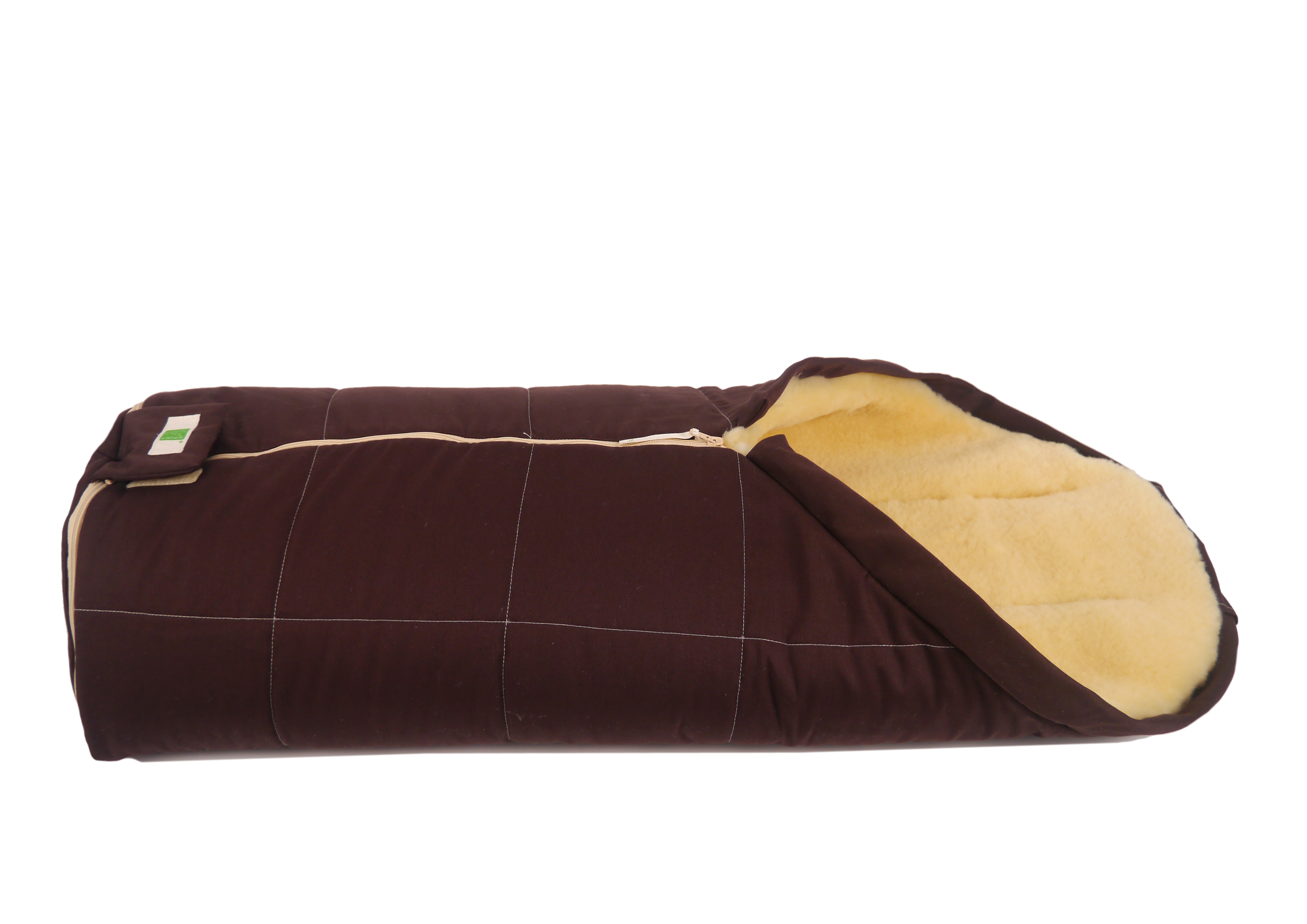 Fußsack mit dem Lammfell-Innenfutter in der Farbe brown liegt quer