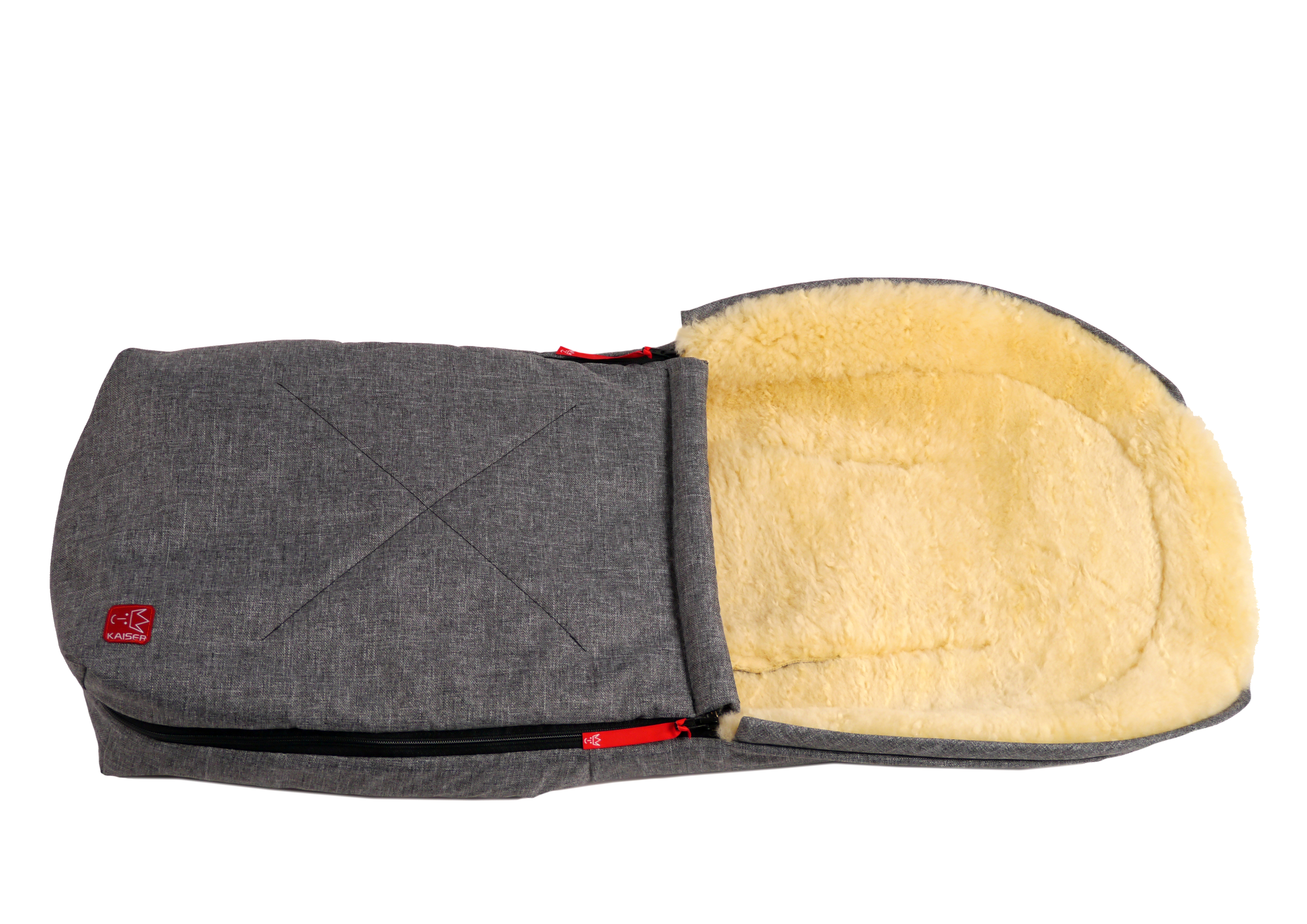 Lammfell-Fußsack von Kaiser, geöffnet, seitliche Perspektive