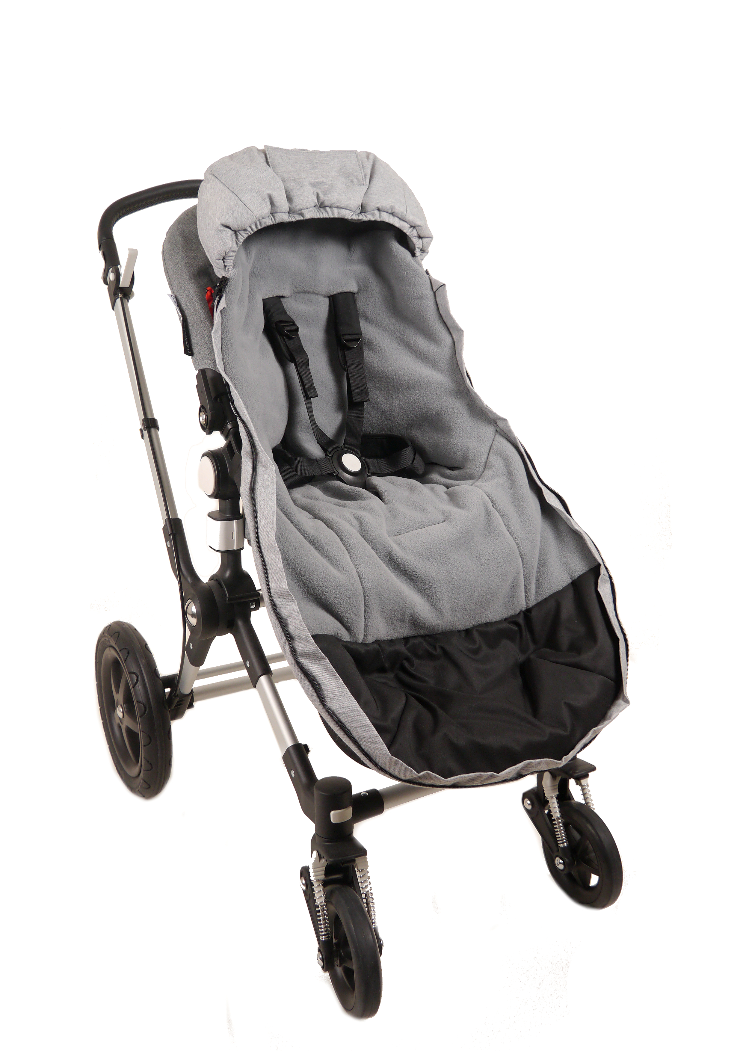 Geöffneter hellgrauer Winterfußsack im Kinderwagen mit schwarzem Fußteil