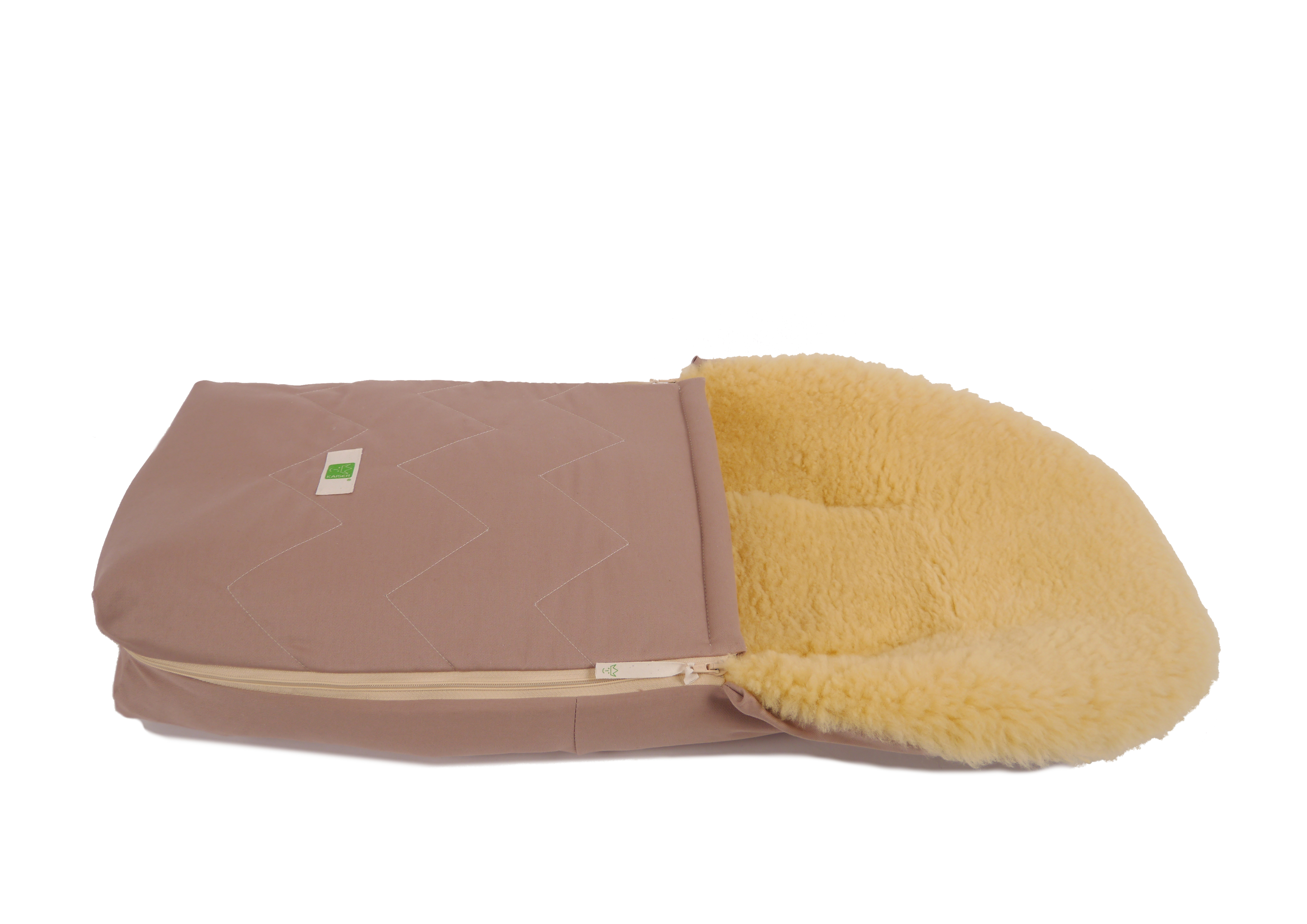 Lammfell-Fußsack von Kaiser in sand, geöffnet, liegend, seitlich geöffnet