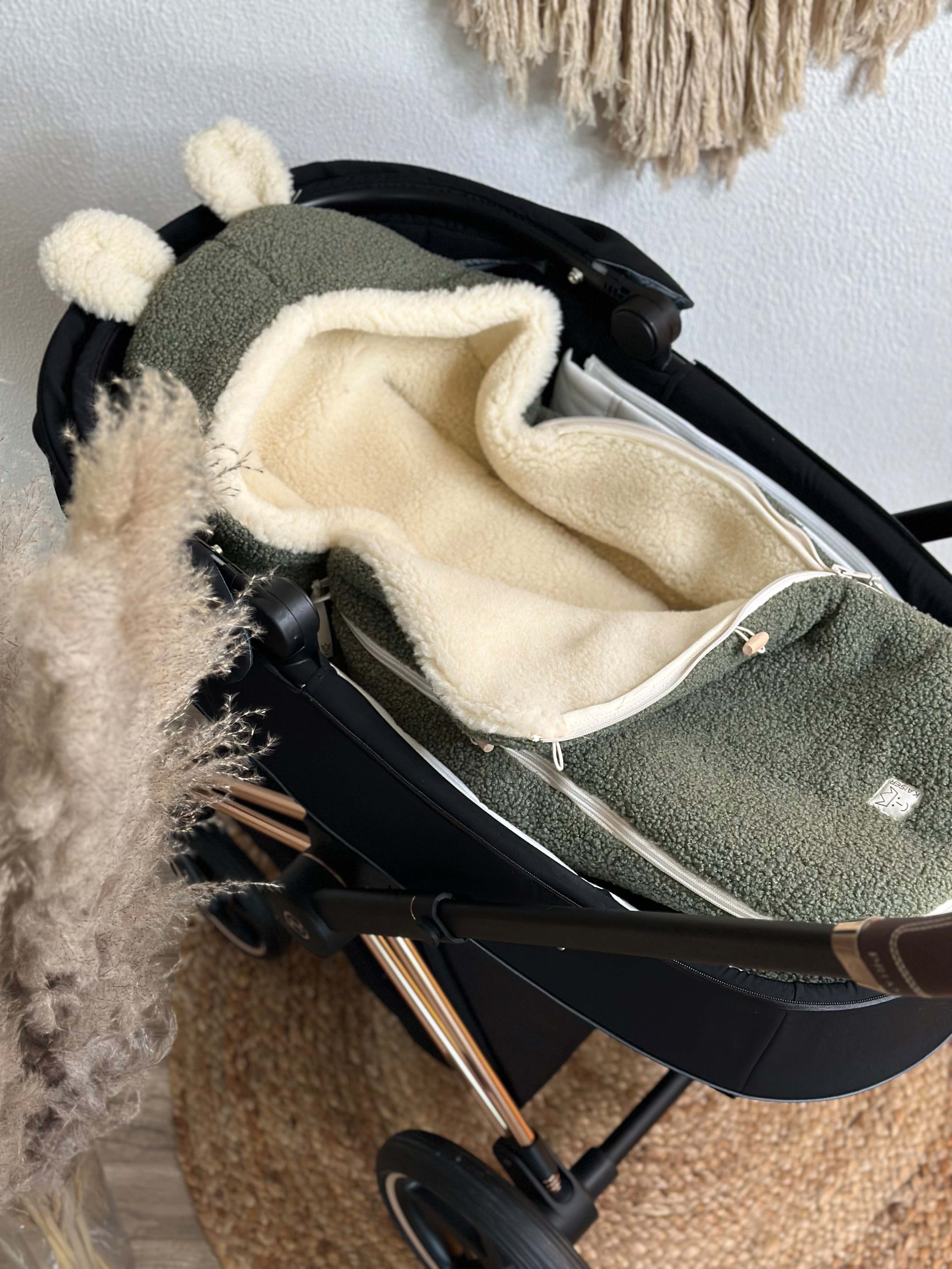 HUKKY Babyschalen Fußsack in der Farbe mineral green im Kinderwagen
