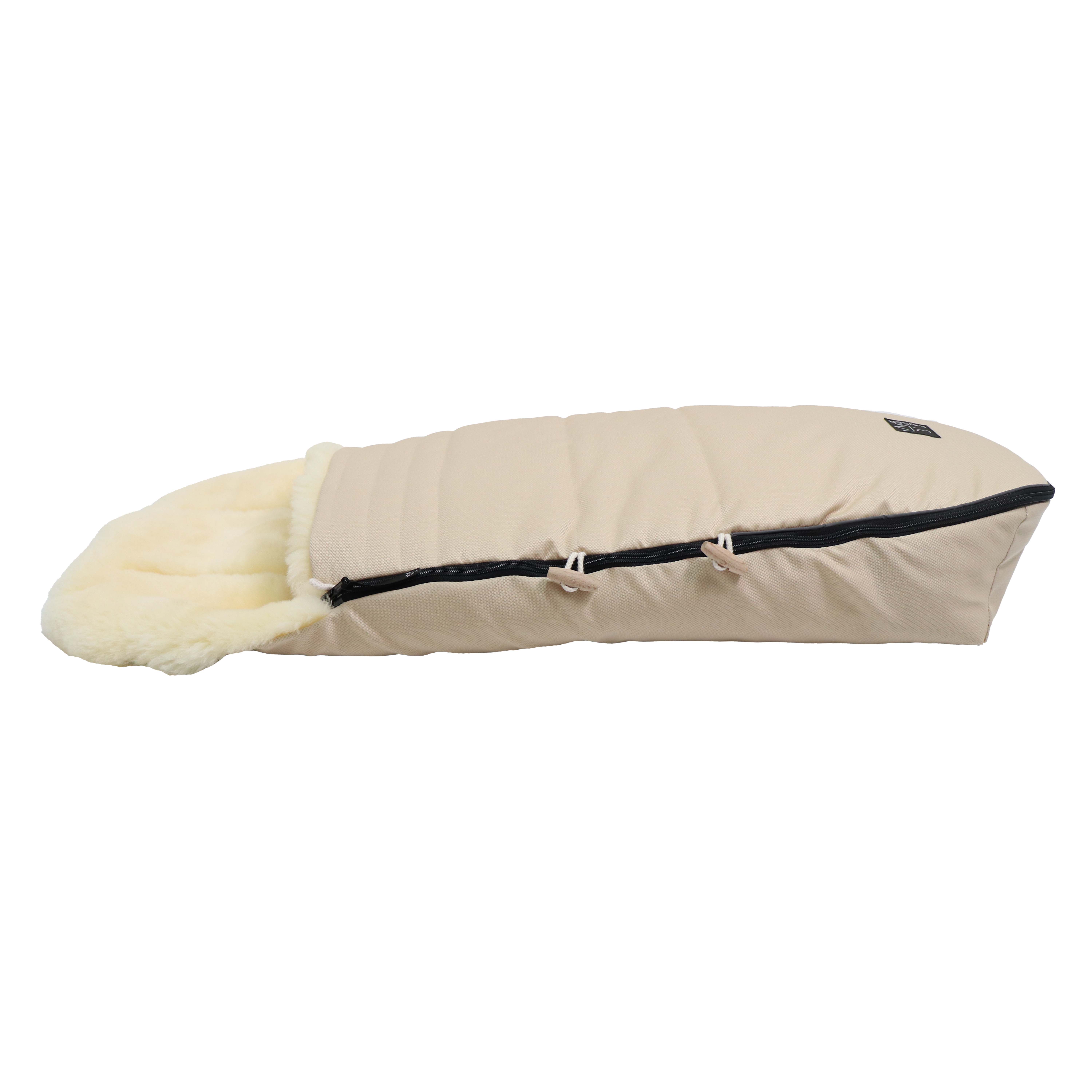Fußsack mit dem Lammfell-Innenfutter in der Farbe marzipan liegt horizontal