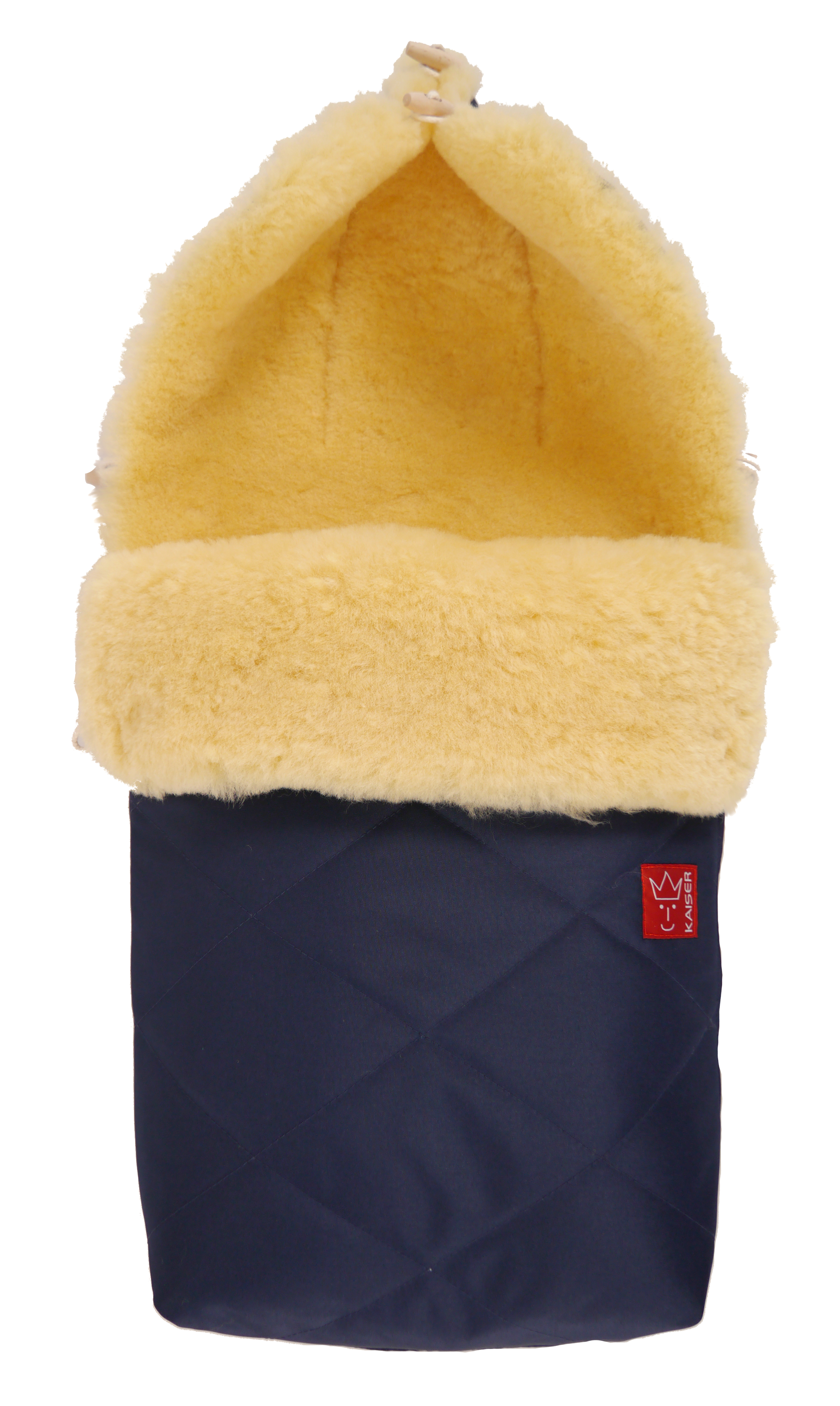 Lammfell-Fußsack in der Farbe Navy, mit weichem, gelbem Innenfutter und rotem „Kaiser“-Logo auf der Vorderseite.
