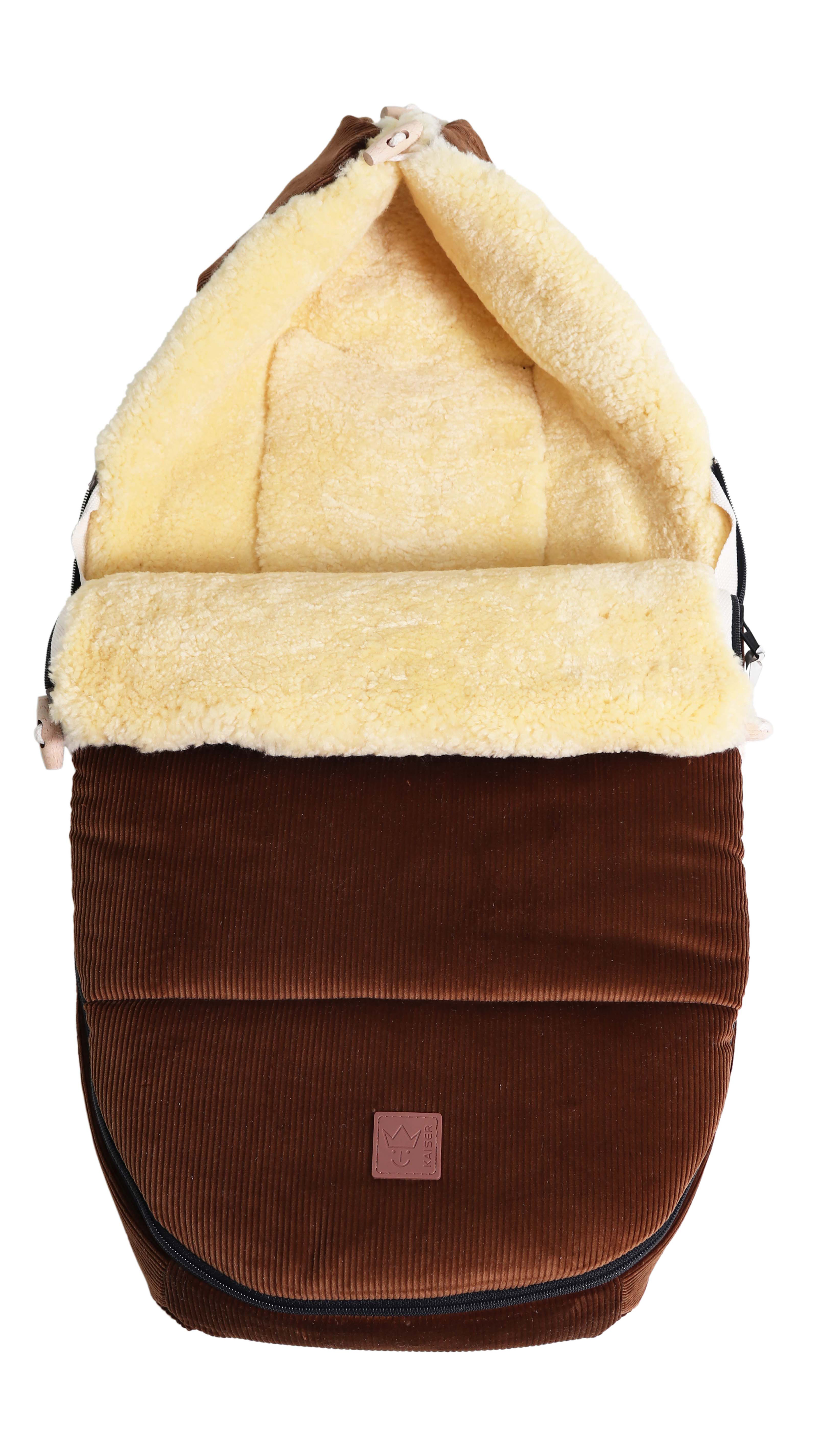 FILIA CORD Babyschalen Fußsack mit Lammfell in der Farbe brown, Vorderansicht