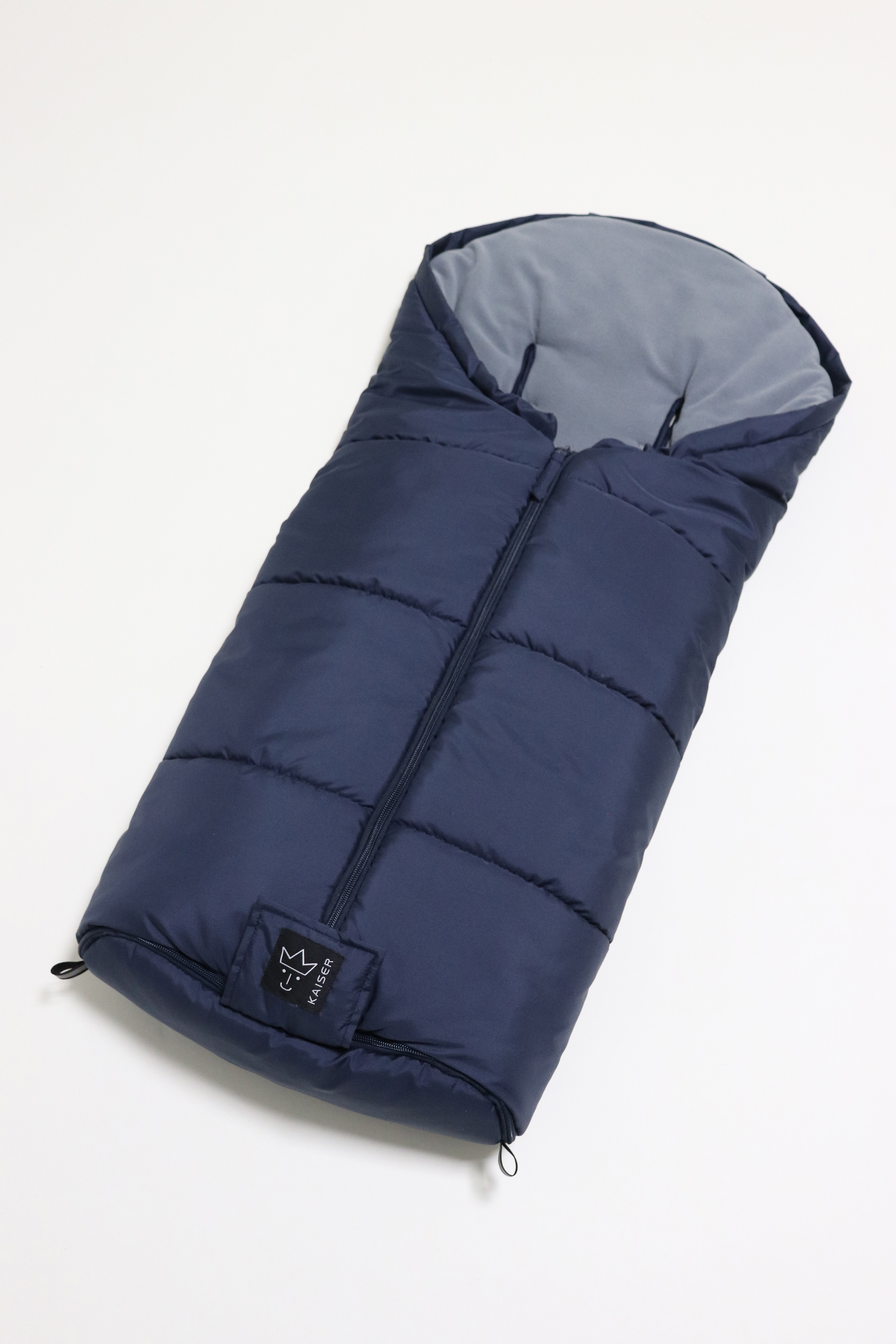 Fußsack mit einem Sherpa-Futter in der Farbe navy liegt quer