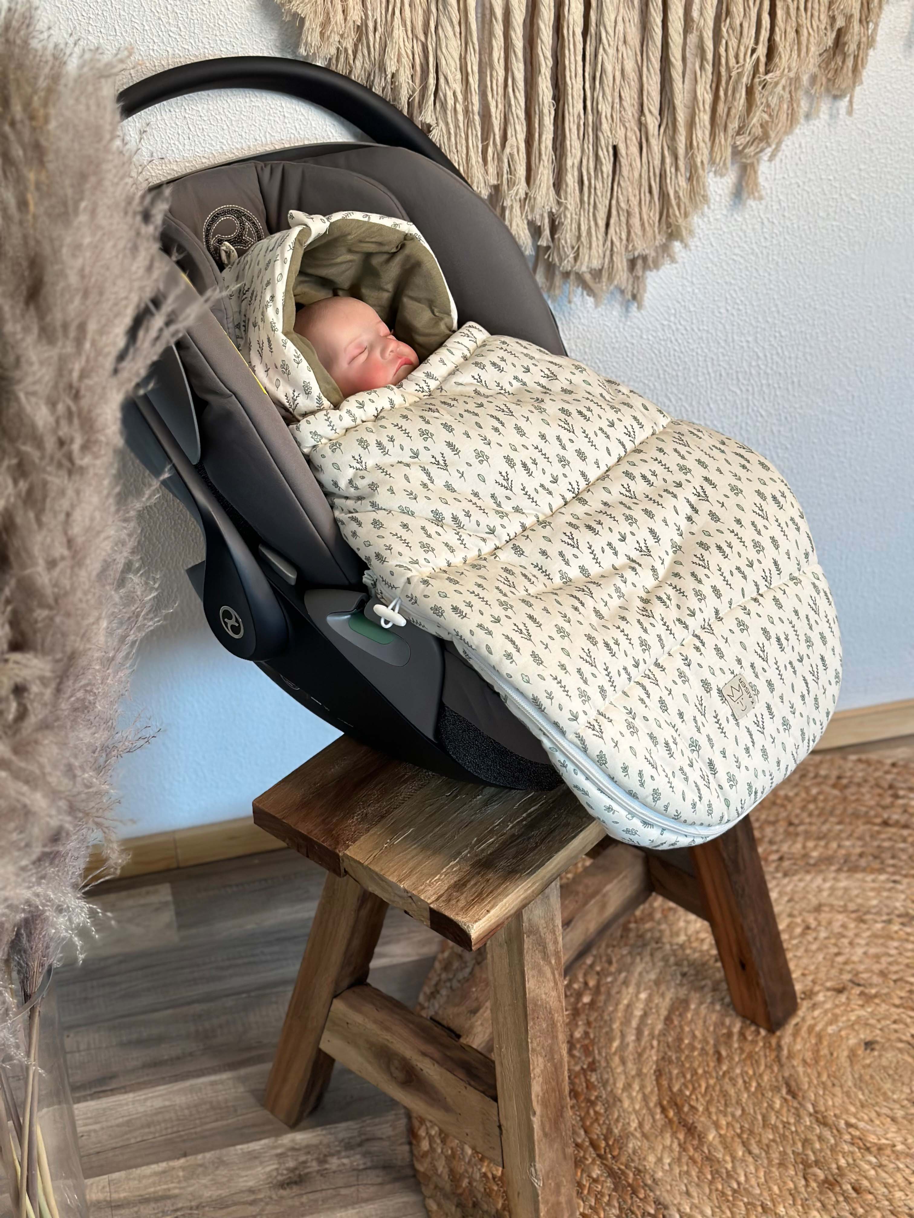 Baby im Autositz mit SMALL JERSEY HOODED Babyschalen Fußsack in der Farbe  leave