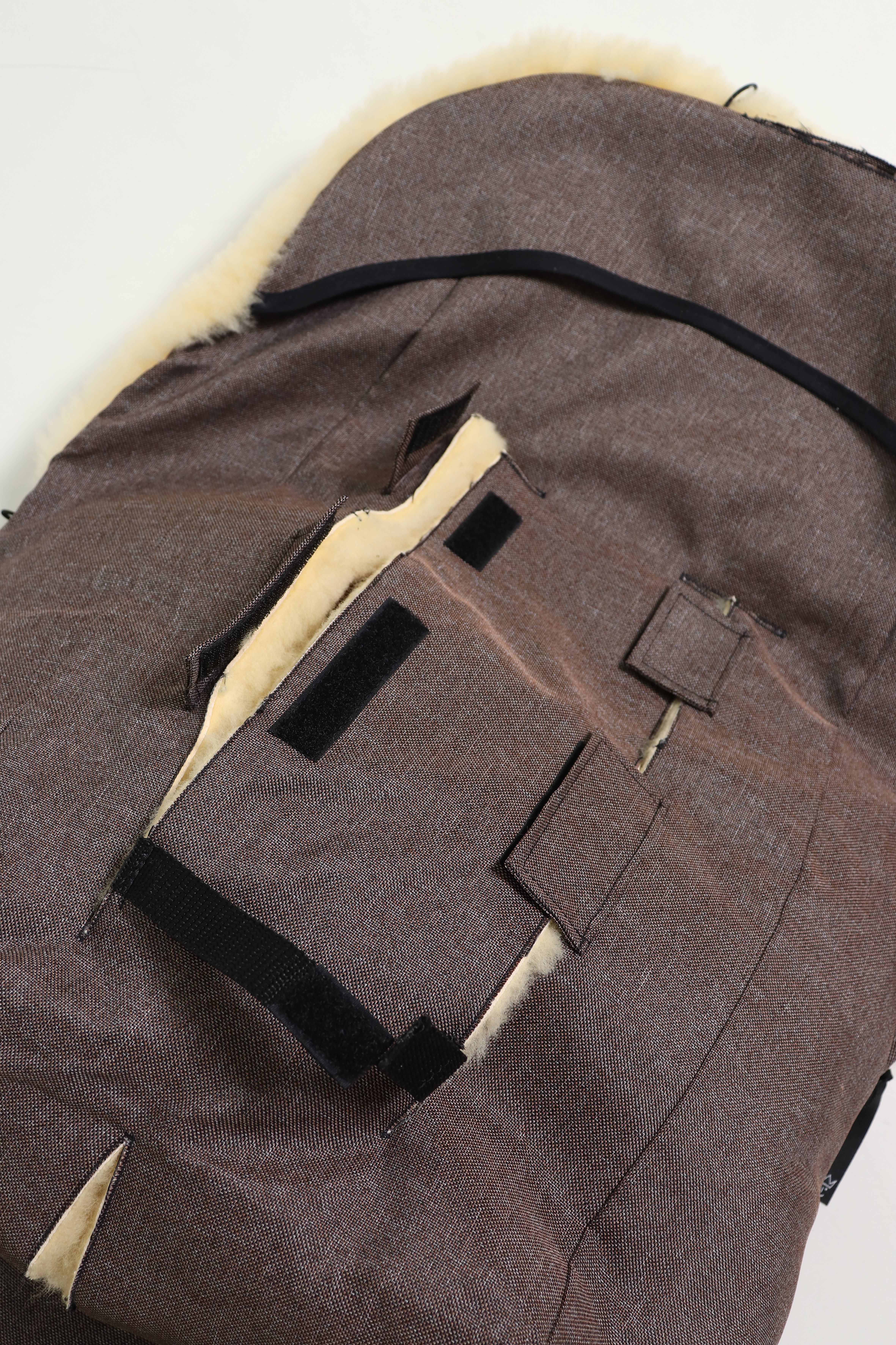 Fußsack mit dem Lammfell-Innenfutter in brown-melange Rückseite