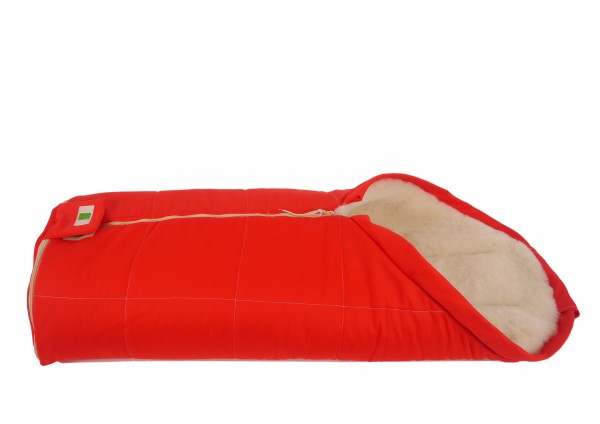 Winterfußsack in der Farbe rot für Kinderwagen mit Lammfell liegt horizontal