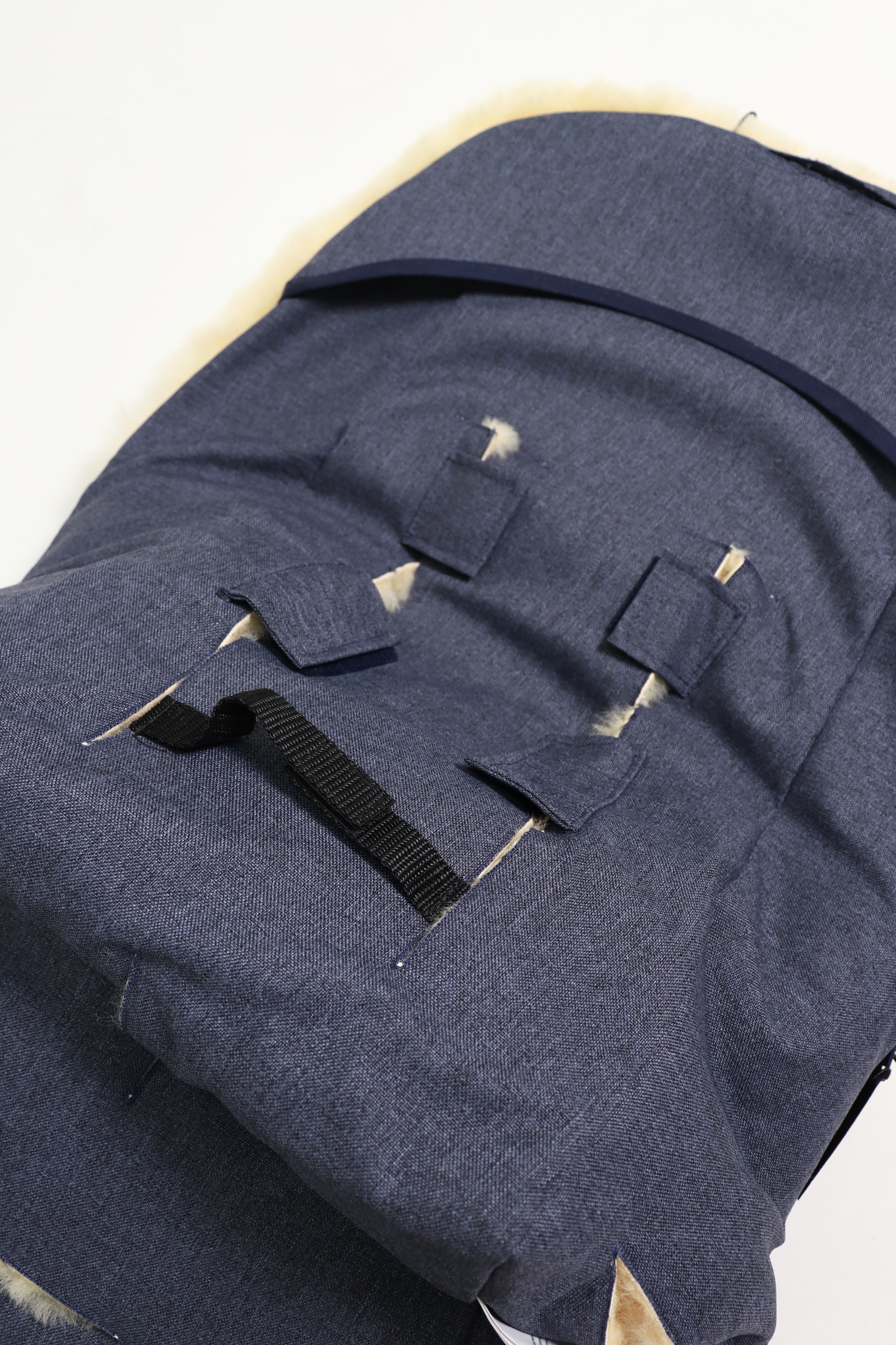 Fußsack mit dem Lammfell-Innenfutter in navy-melange Rückseite