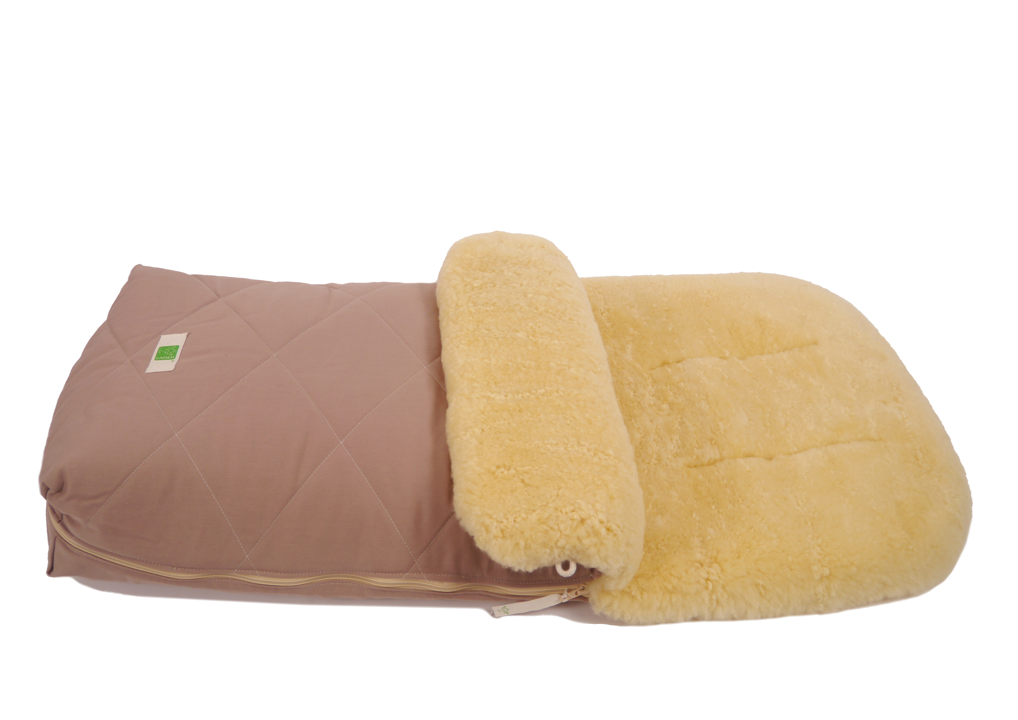 Fußsack mit dem Lammfell-Innenfutter in der Farbe sand liegt horizontal