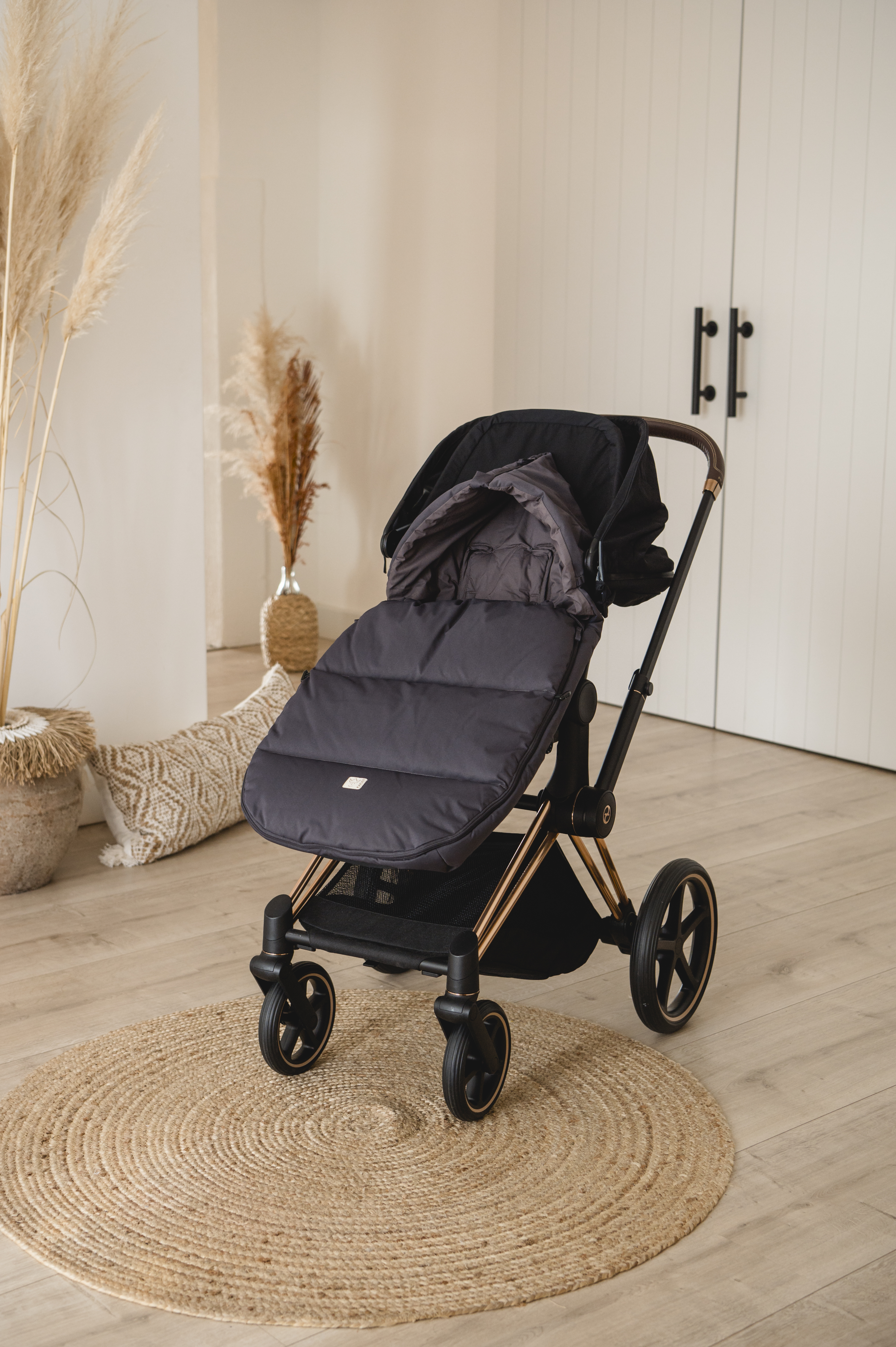 Thermofußsack in anthrazit ist in einem Kinderwagen eingesetzt