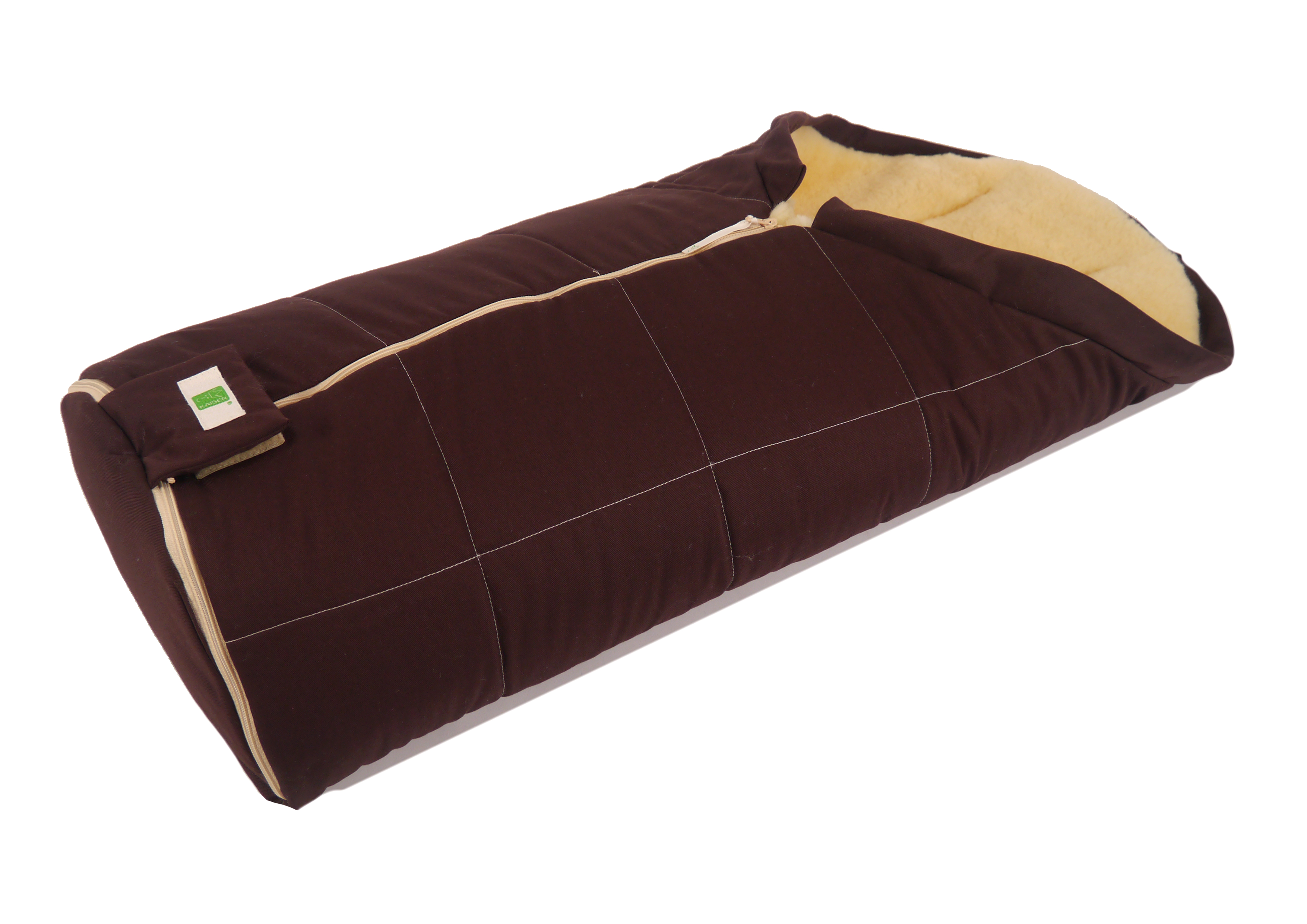 Fußsack mit dem Lammfell-Innenfutter in der Farbe brown liegt horizontal
