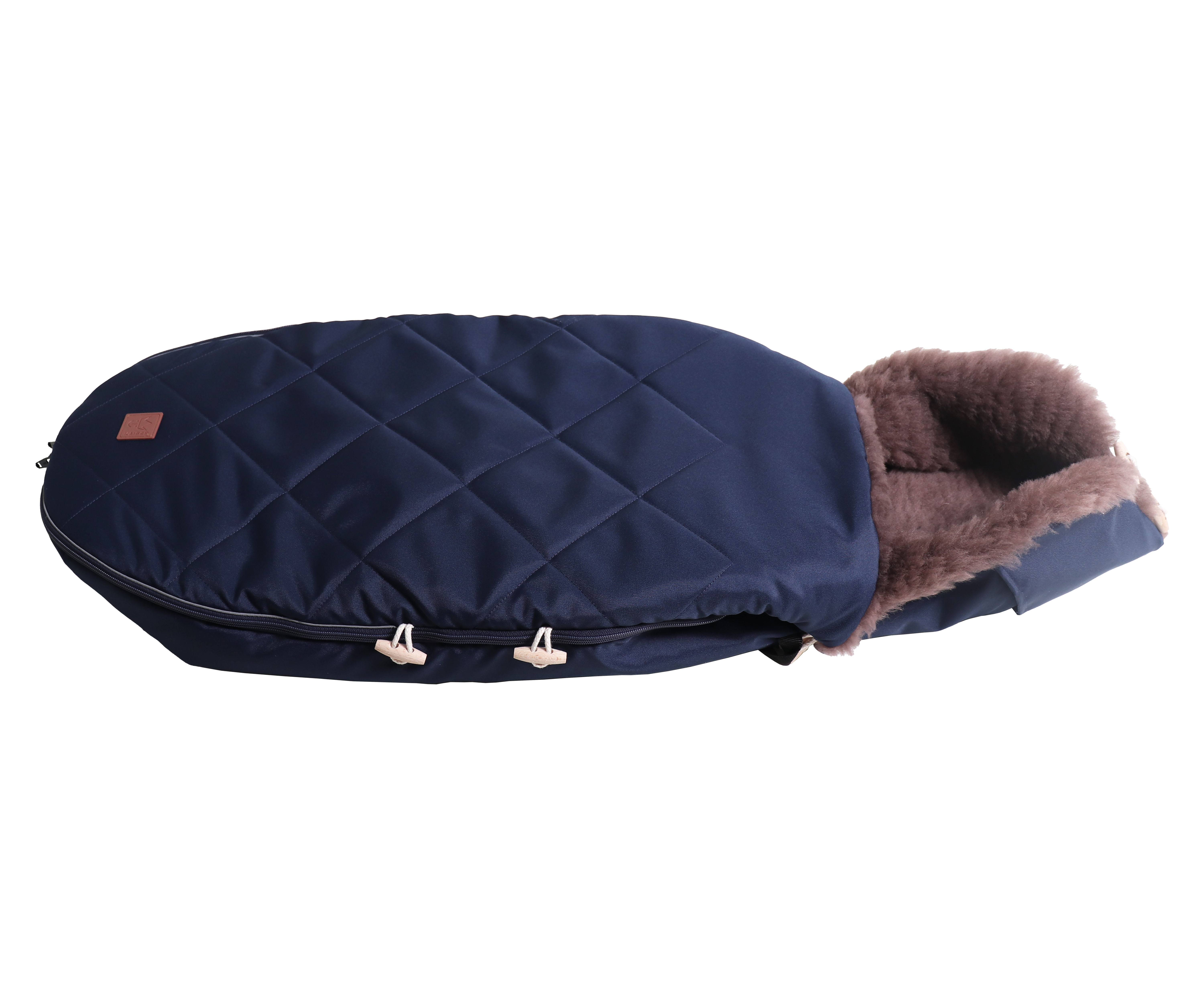 Fußsack mit beigem Lammfell-Innenfutter in der Farbe navy liegt horizontal