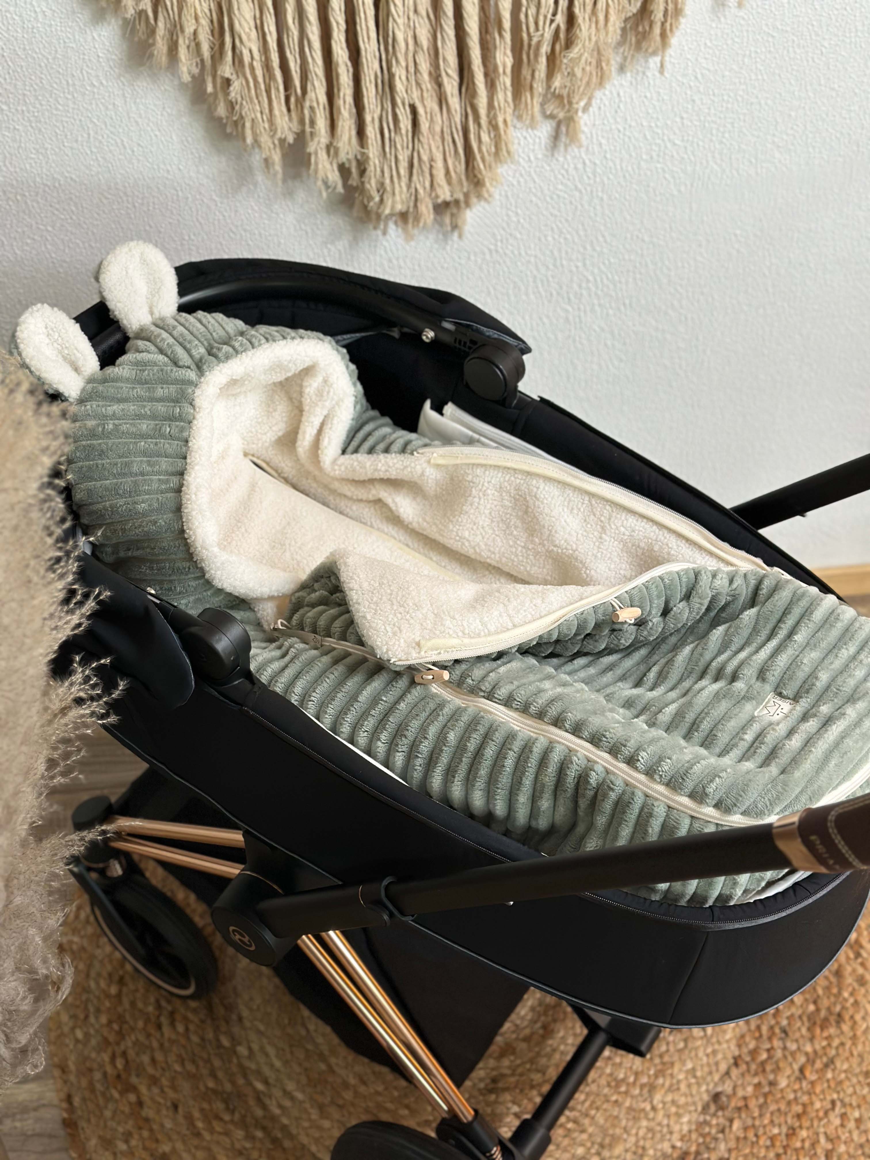 PLUSHY Babyschalen Fußsack in der Farbe mineral green im Kinderwagen, Detailaufnahme