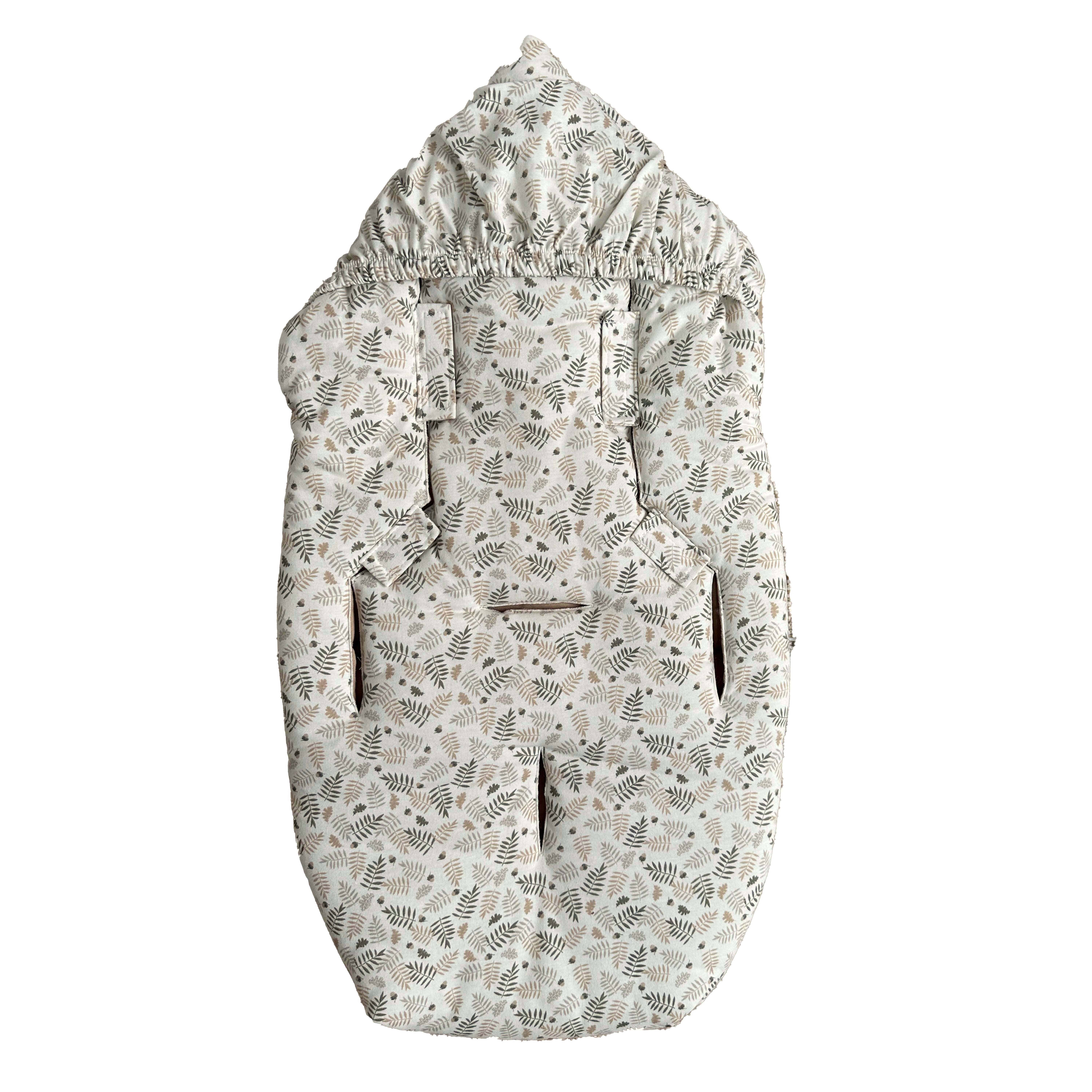 Rückseite des SMALL JERSEY HOODED Babyschalen Fußsacks in  forrest cream mit Gurtschlitzen