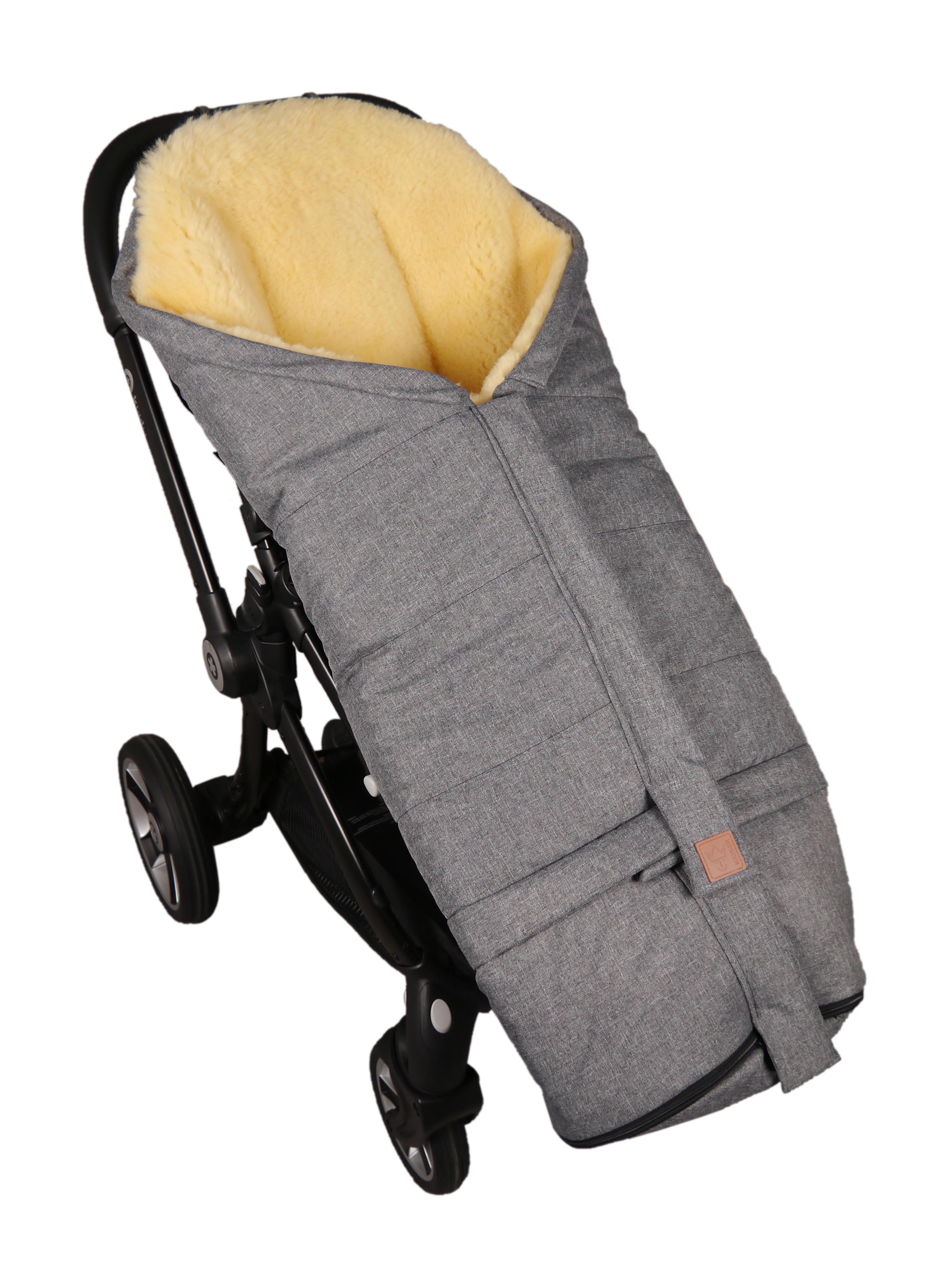 Fußsack mit dem Lammfell-Innenfutter in der Farbe anthracite melange ist in einem Kinderwagen eingesetzt