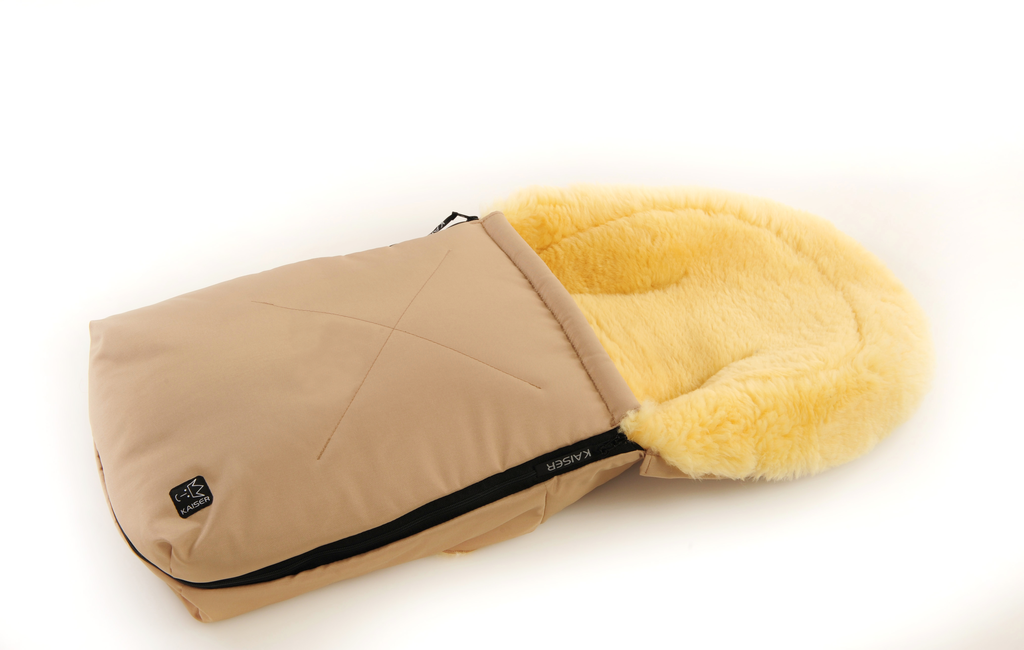 Lammfell-Fußsack von Kaiser, geöffnet, seitliche Perspektive