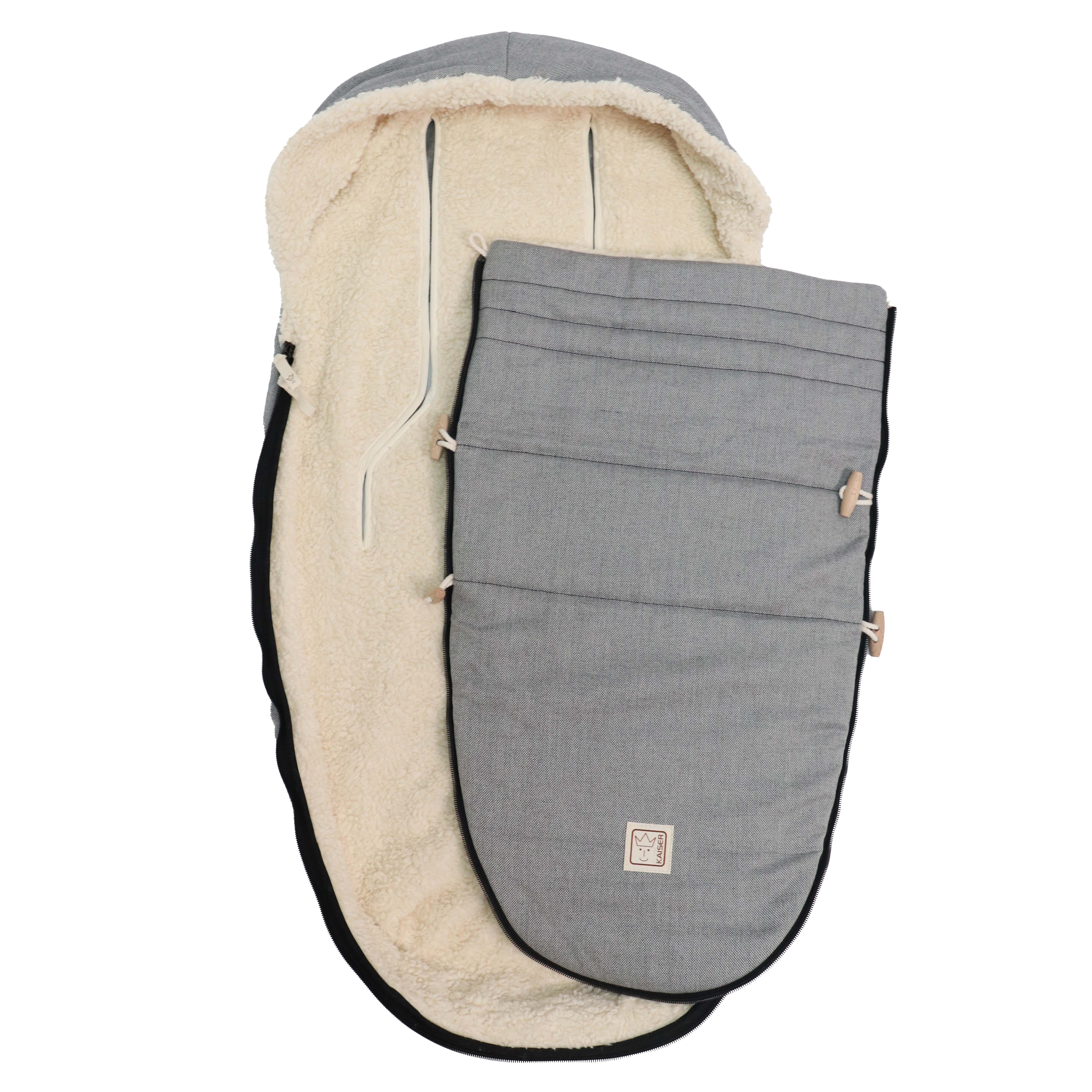 Fußsack in der Farbe black nature seitlich geöffnet und aufgeklappt