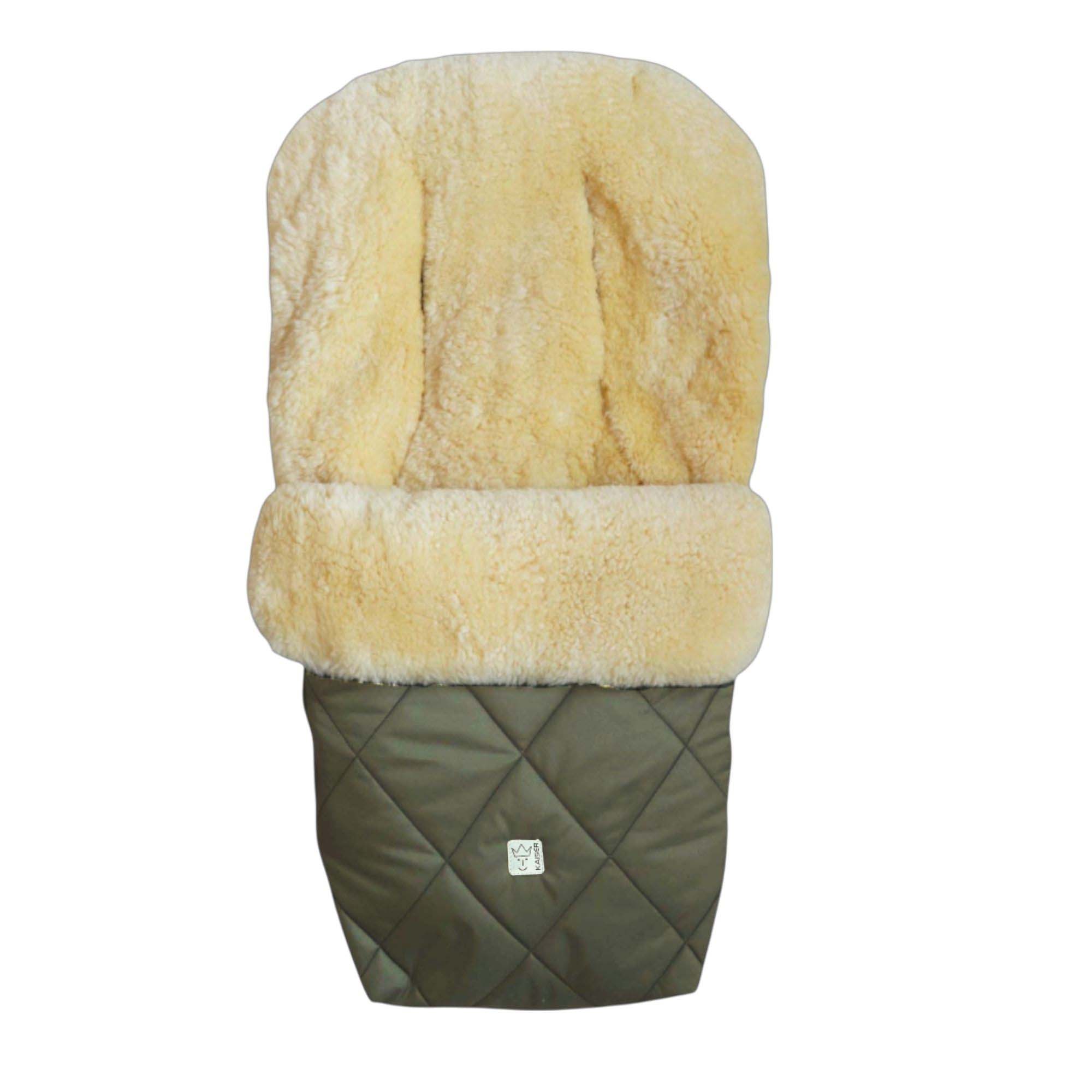 Fußsack in khaki Rautenmuster und beigem Lammfell, aufrecht dargestellt.