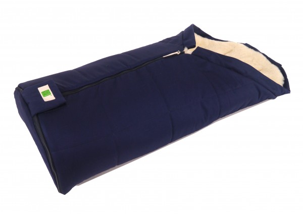 Seitenansicht Winterfußsack in der Farbe navy für Kinderwagen mit Lammfell