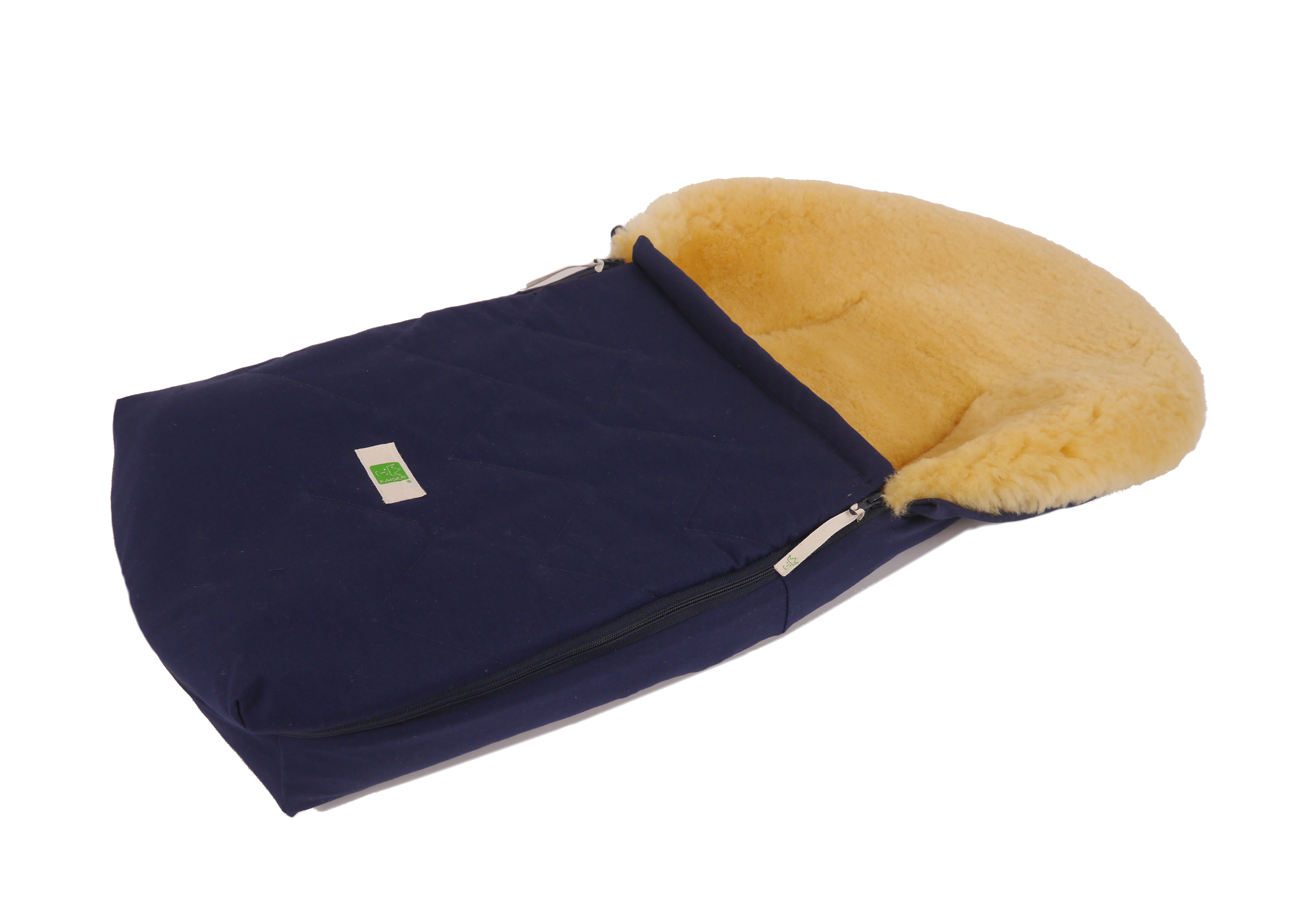 Lammfell-Fußsack von Kaiser in red, geöffnet, seitlich