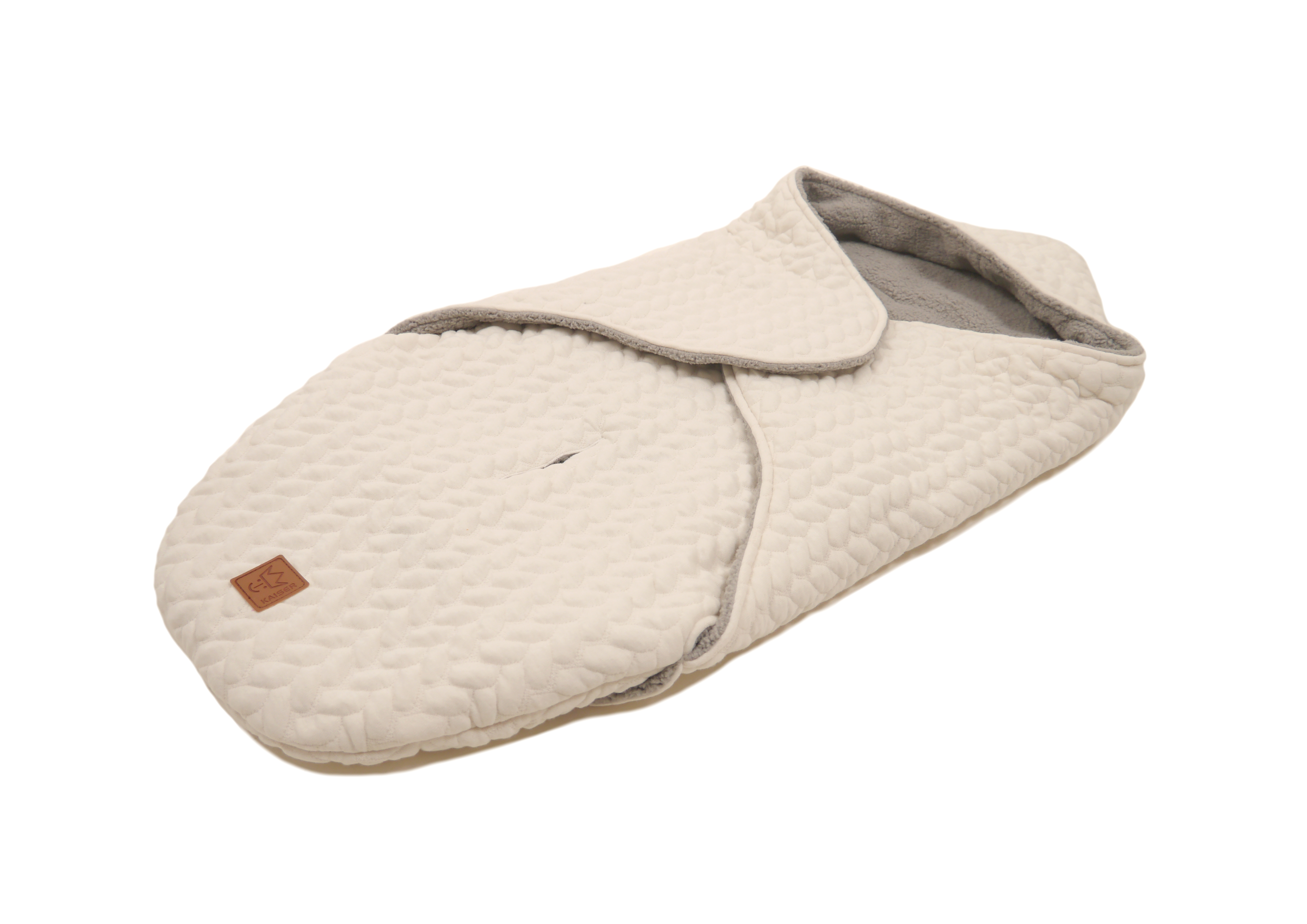 Baby-Einschlagdecke in der Farbe beige mit Kapuze aus Baumwollstrick und Fleece-Innenfutter, seitlich fotografiert