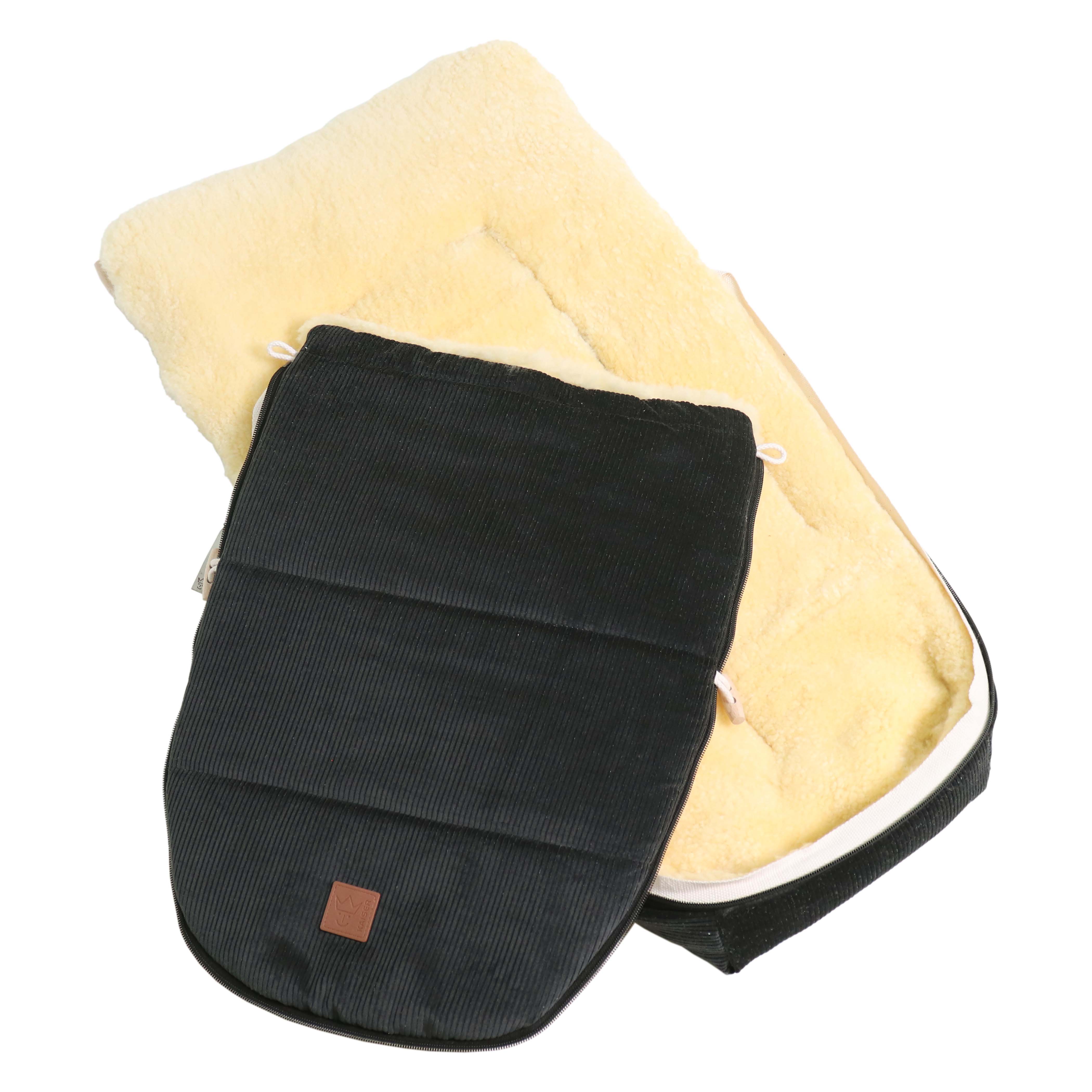 Geöffneter FILIA CORD Babyschalen Fußsack mit Lammfell in der Farbe dark grey
