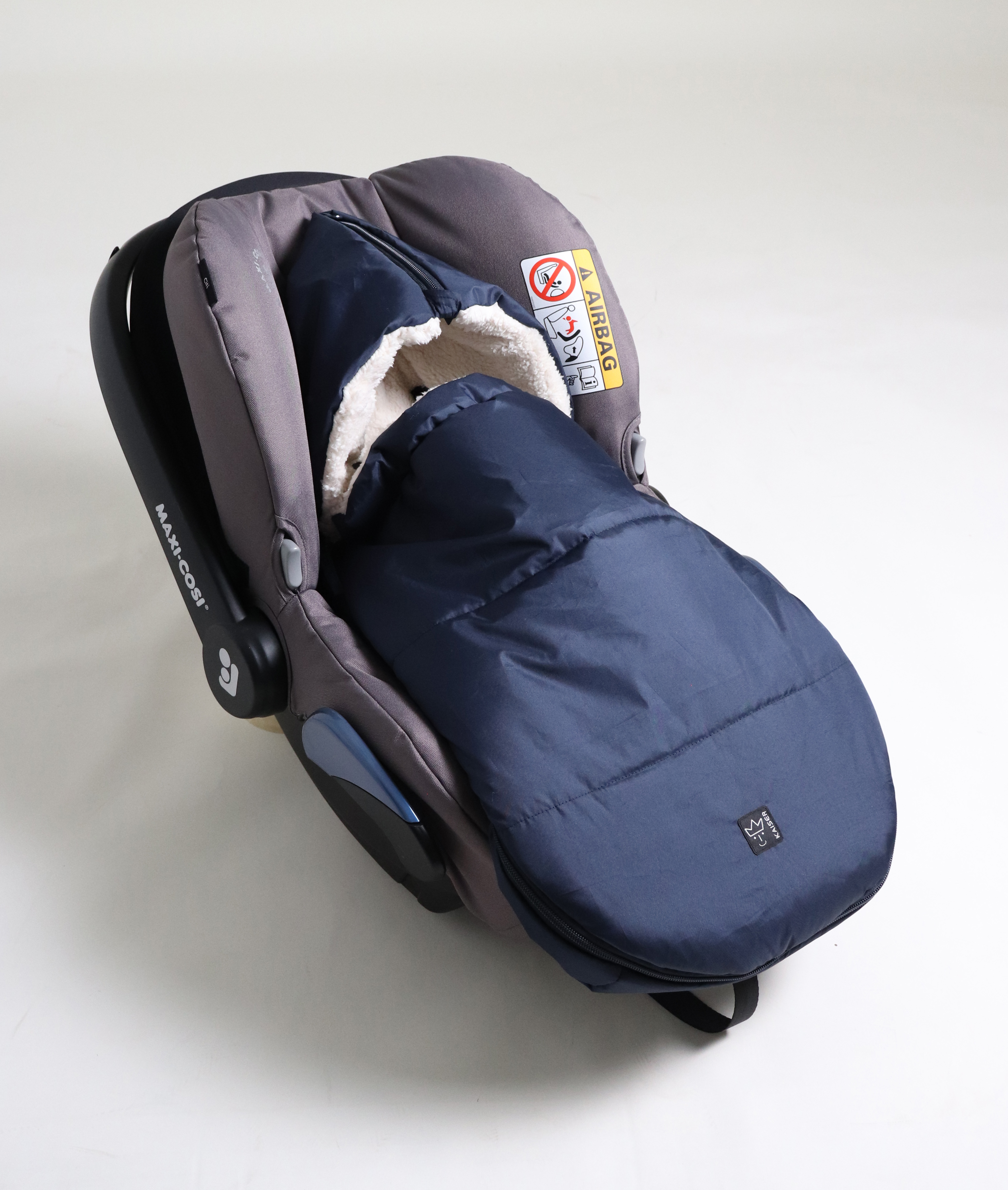 Fußsack mit weißem Fleece-Innenfutter in der Farbe Navy in Babyschale