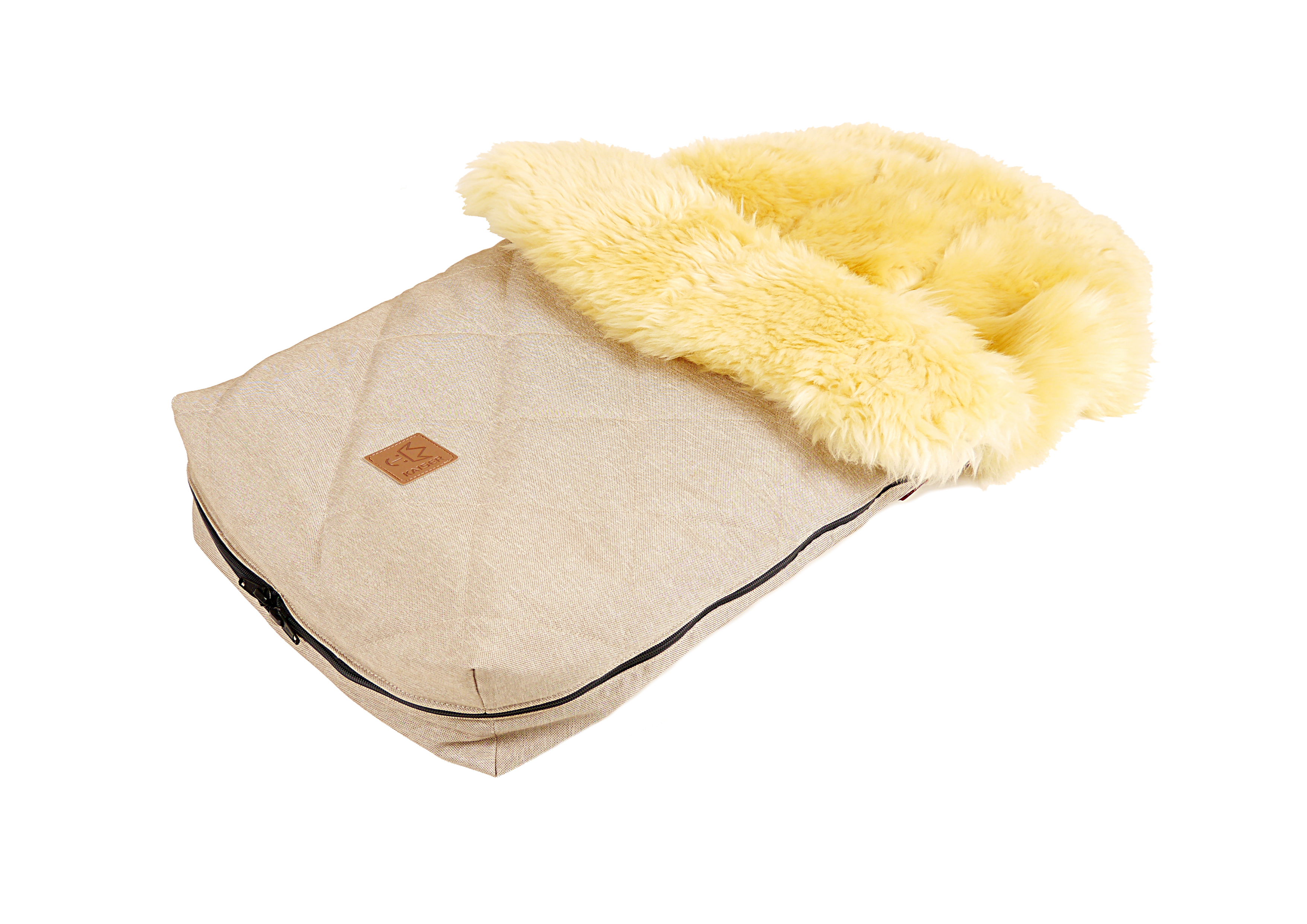 Seitenansicht Winterfußsack in der Farbe sand melange mit Lammfell