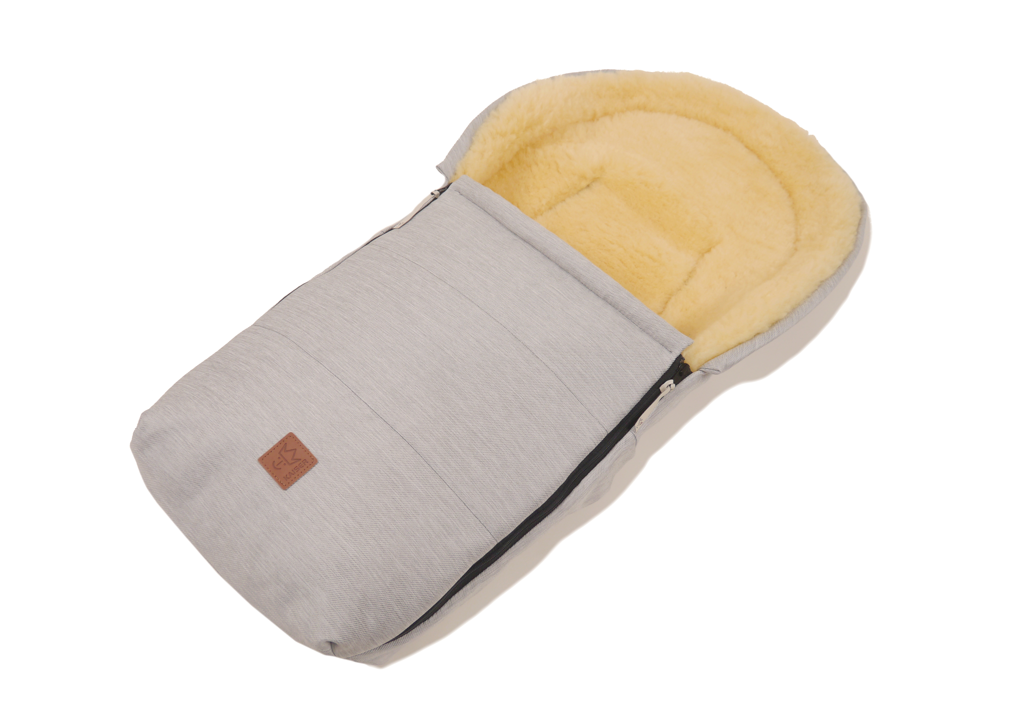 Lammfell-Fußsack von Kaiser, geöffnet, seitliche Perspektive