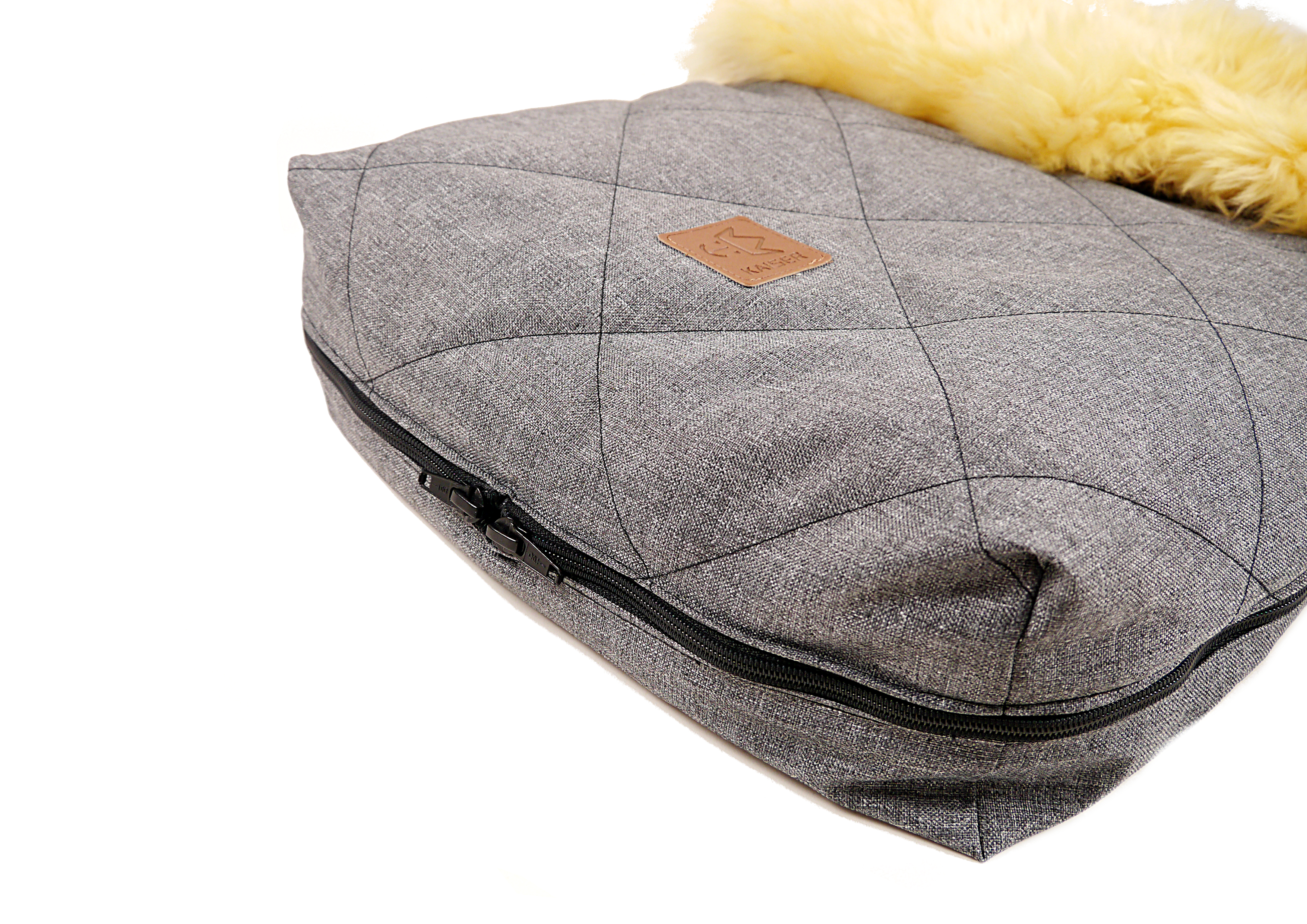 Detailansicht Reißverschluss des Winterfußsacks in der Farbe anthrazit melange mit Lammfell