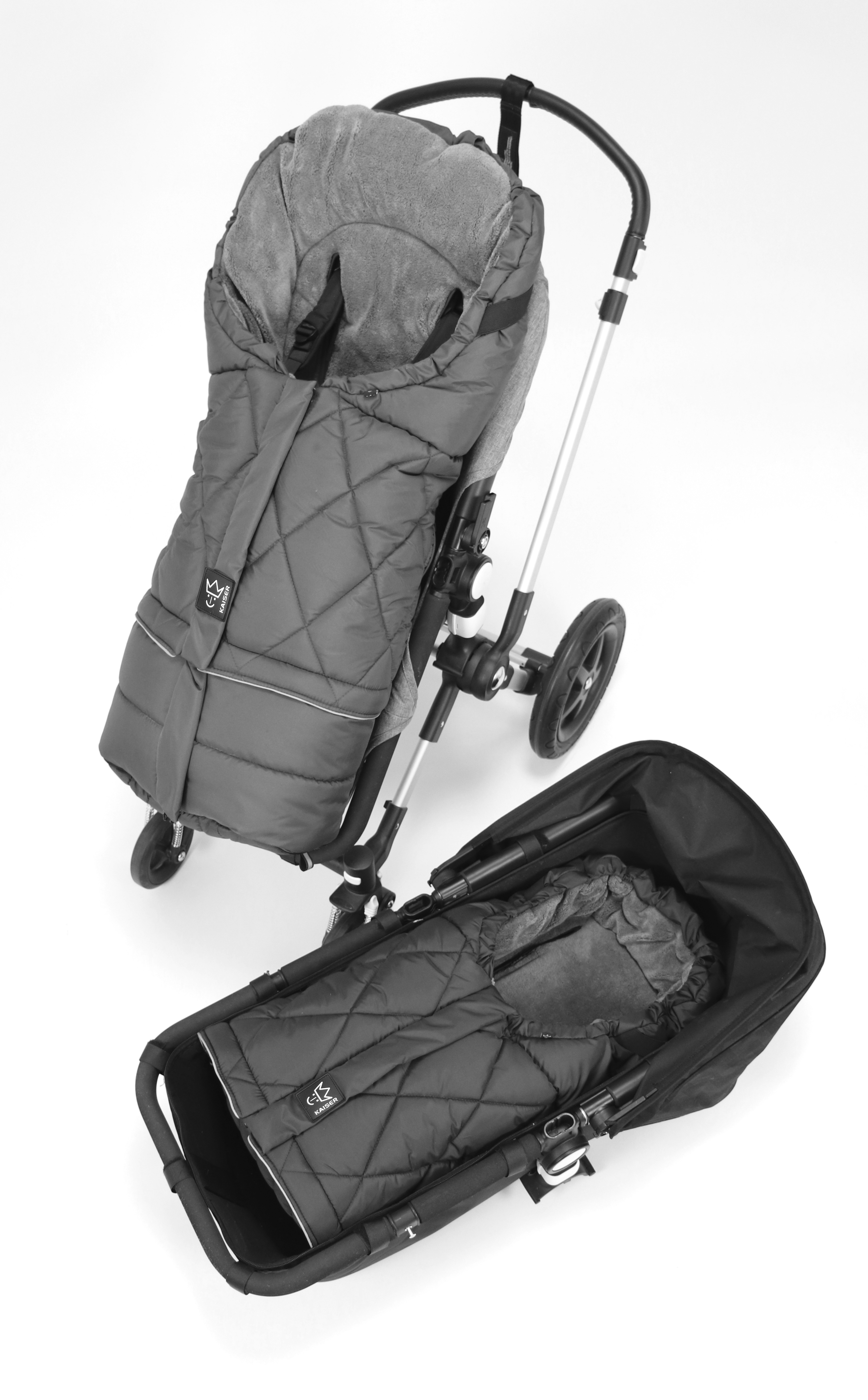 Fußsack in der Farbe anthrazit mit einem Sherpa-Futter im Sportsitz und Babywanne
