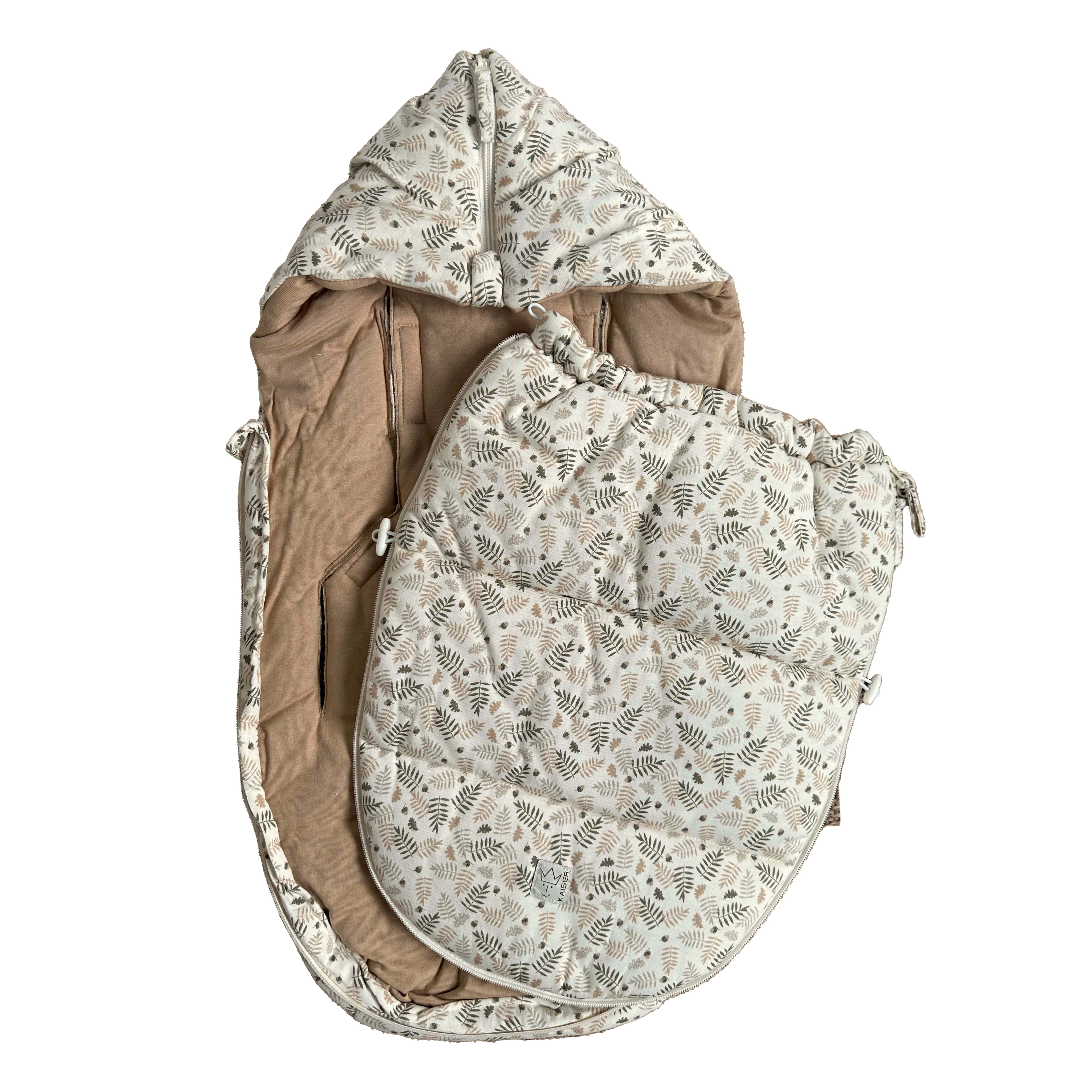 Abnehmbares Oberteil des SMALL JERSEY HOODED Babyschalen Fußsacks in der Farbe forrest cream