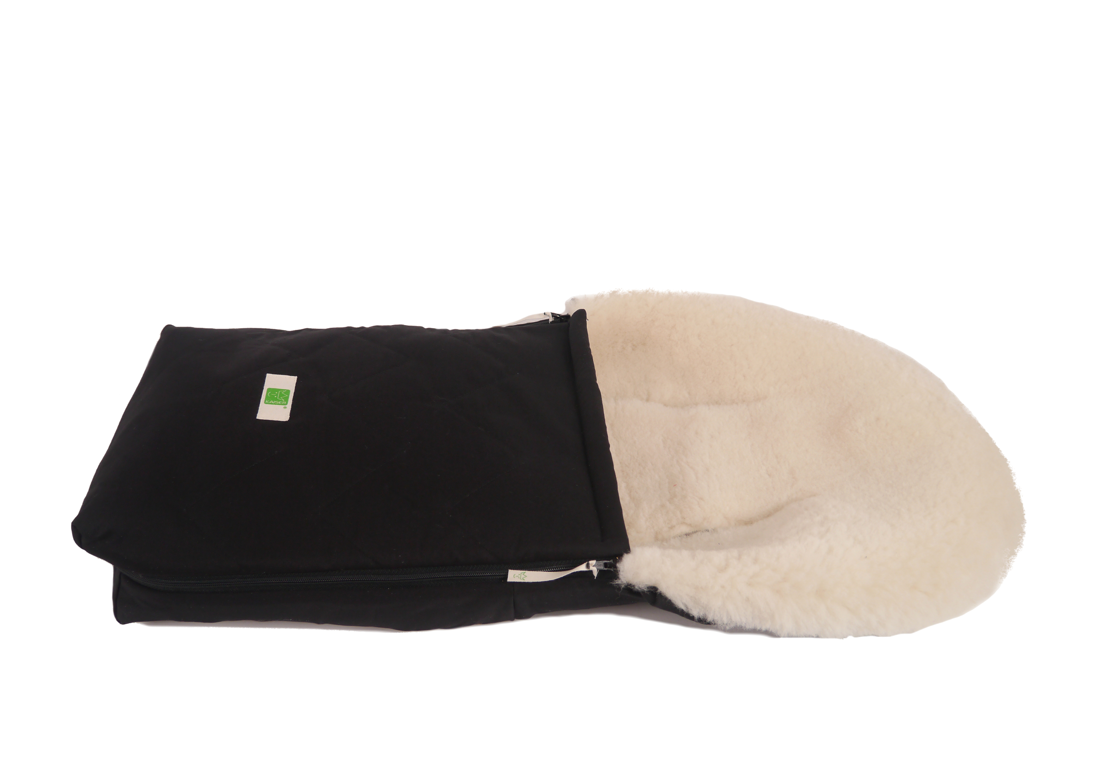 Lammfell-Fußsack von Kaiser in black, liegend, seitlich geöffnet