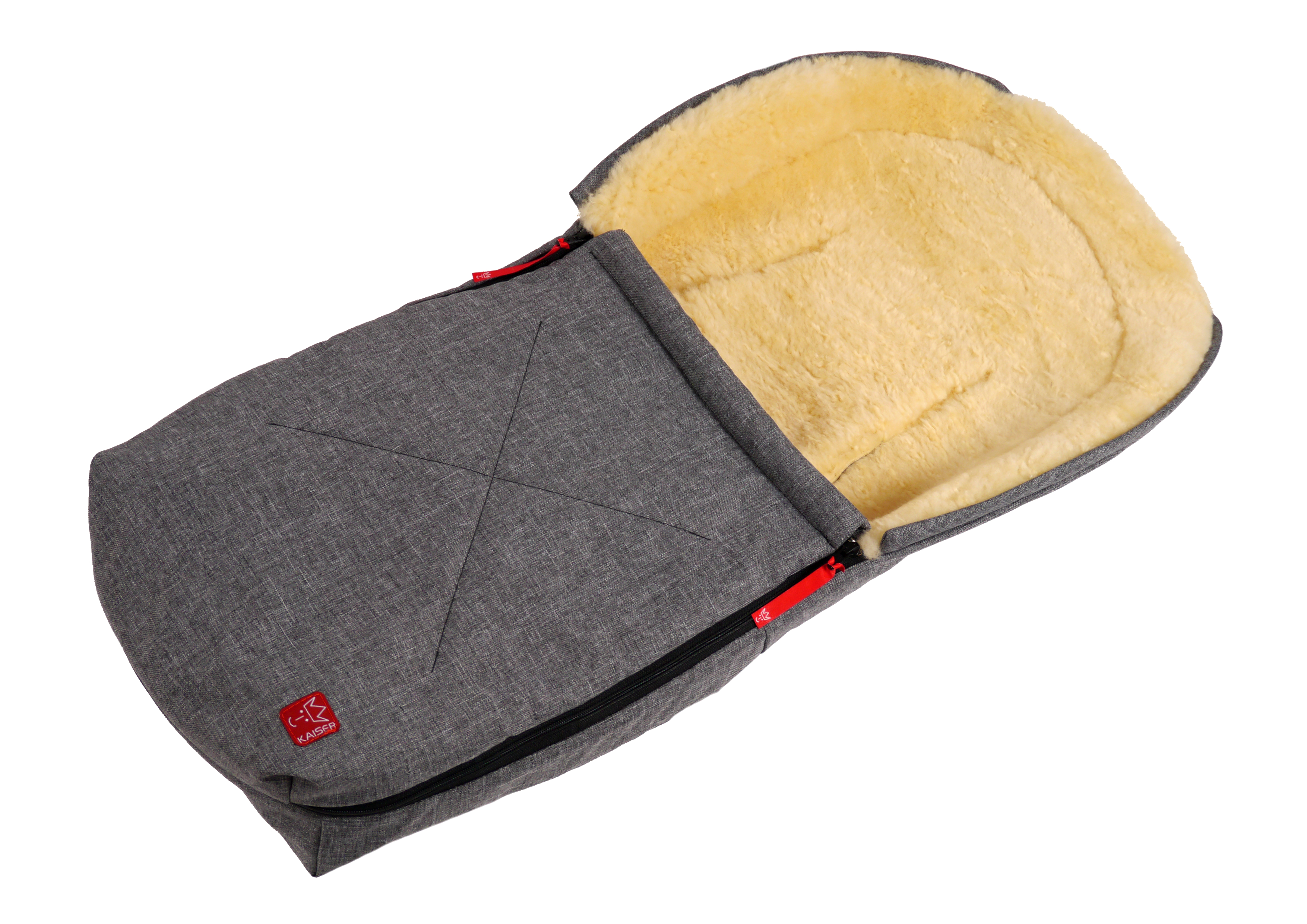 Lammfell-Fußsack von Kaiser, liegend, seitlich geöffnet