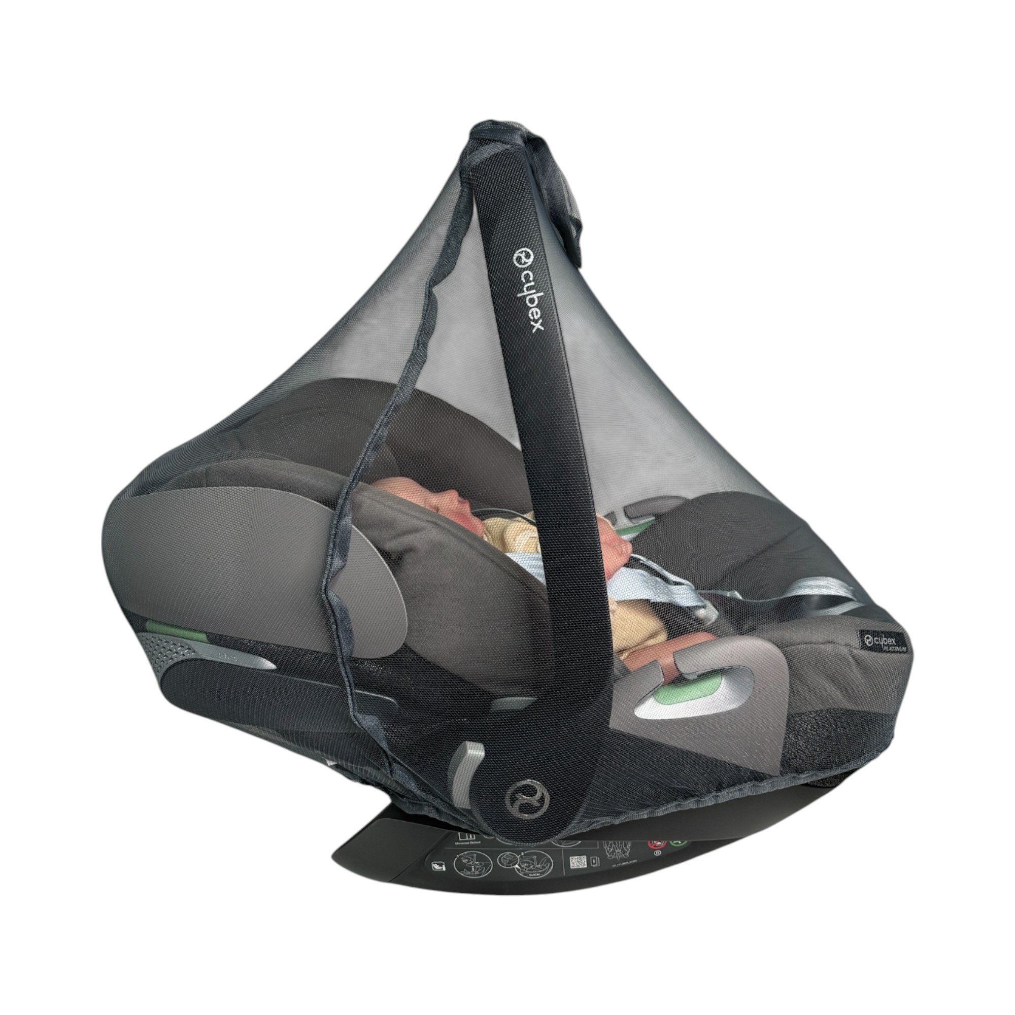 Moskitonetz an Babyschale befestigt mit Puppe in Babyschale