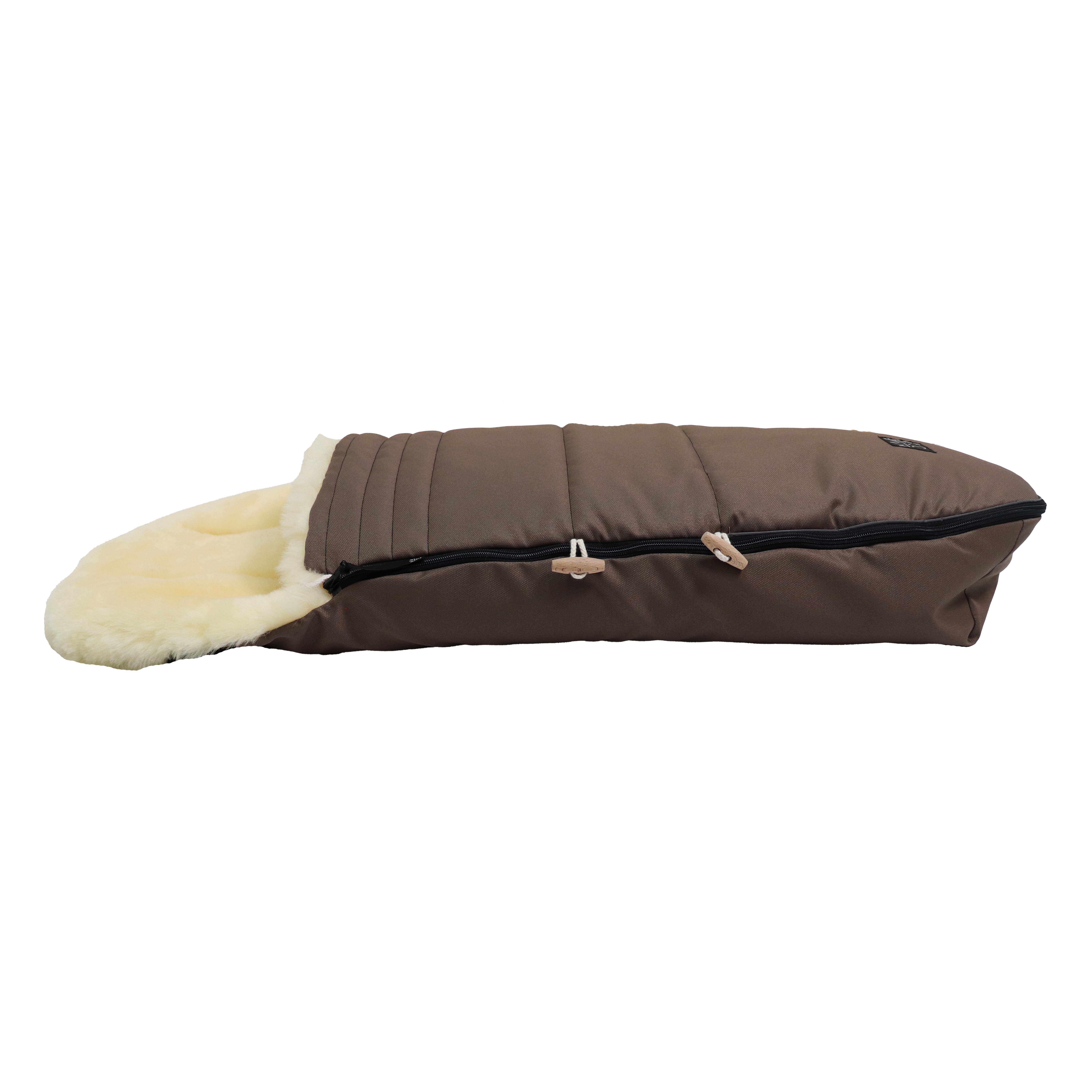Fußsack mit dem Lammfell-Innenfutter in der Farbe caribou liegt horizontal