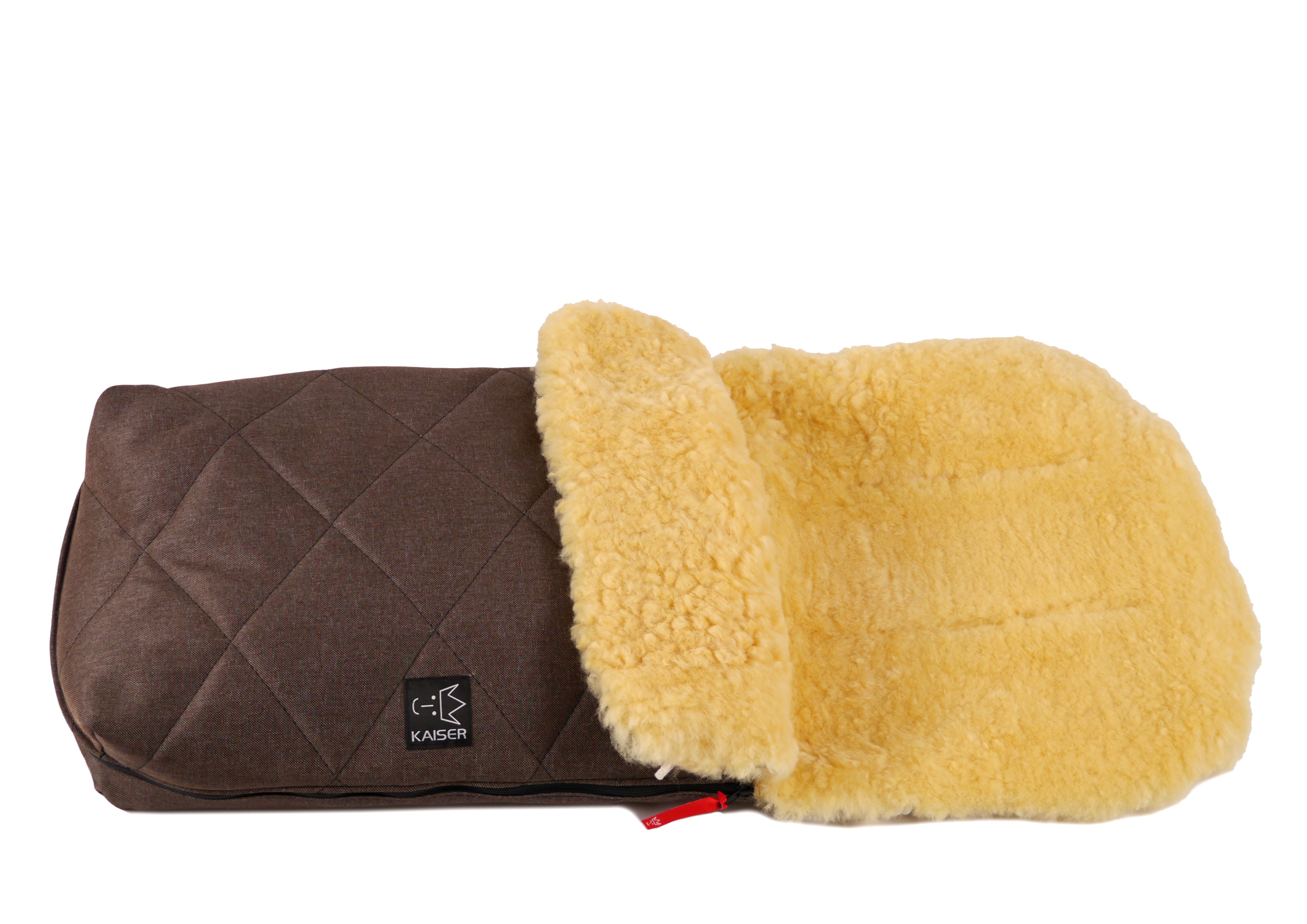 Fußsack mit dem Lammfell-Innenfutter in der Farbe Brown melange und schwarzem „Kaiser“-Logo auf der Vorderseite liegt horizontal