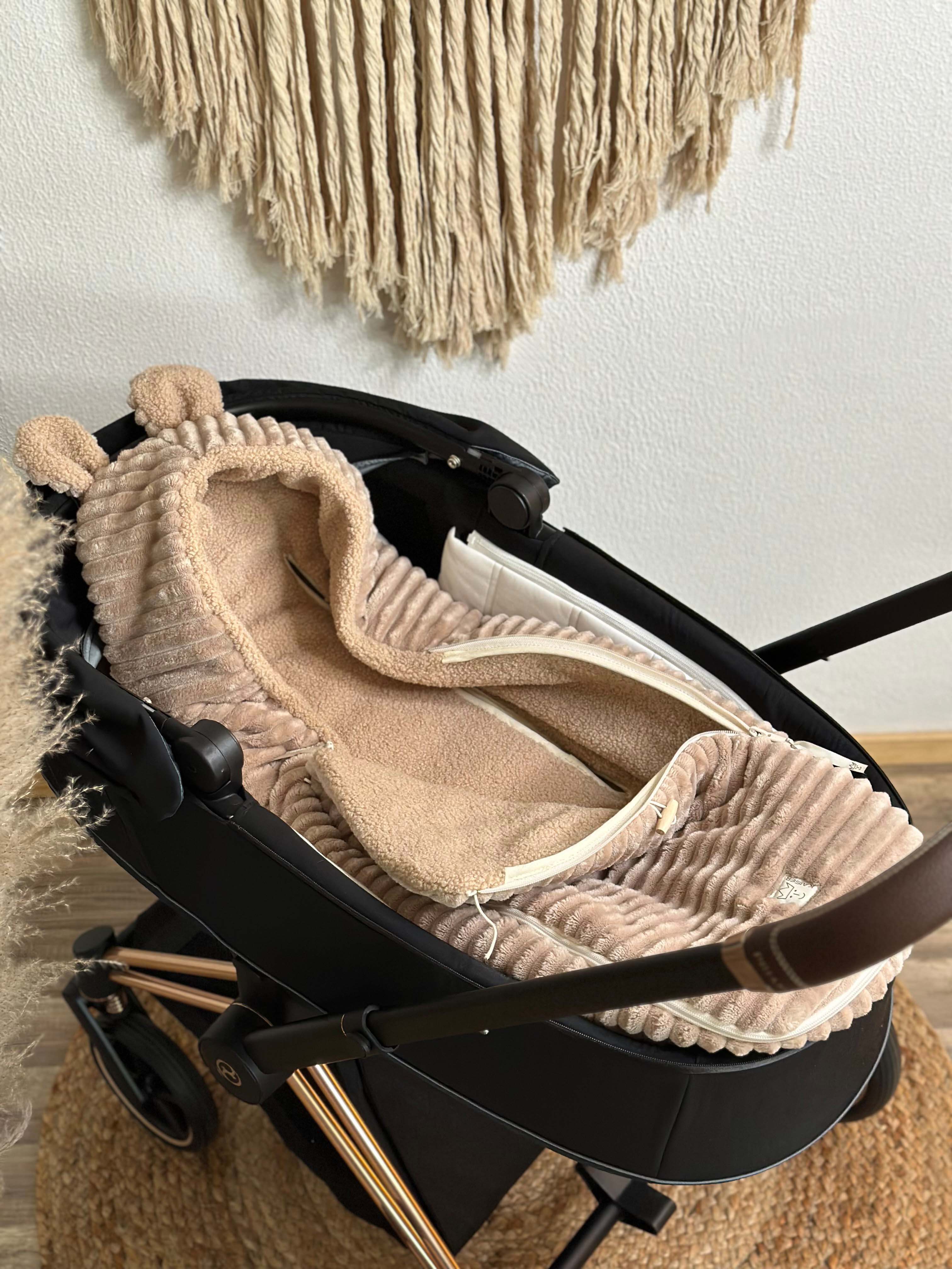 PLUSHY Babyschalen Fußsack in der Farbe Cuban Sand im Kinderwagen, Detailaufnahme