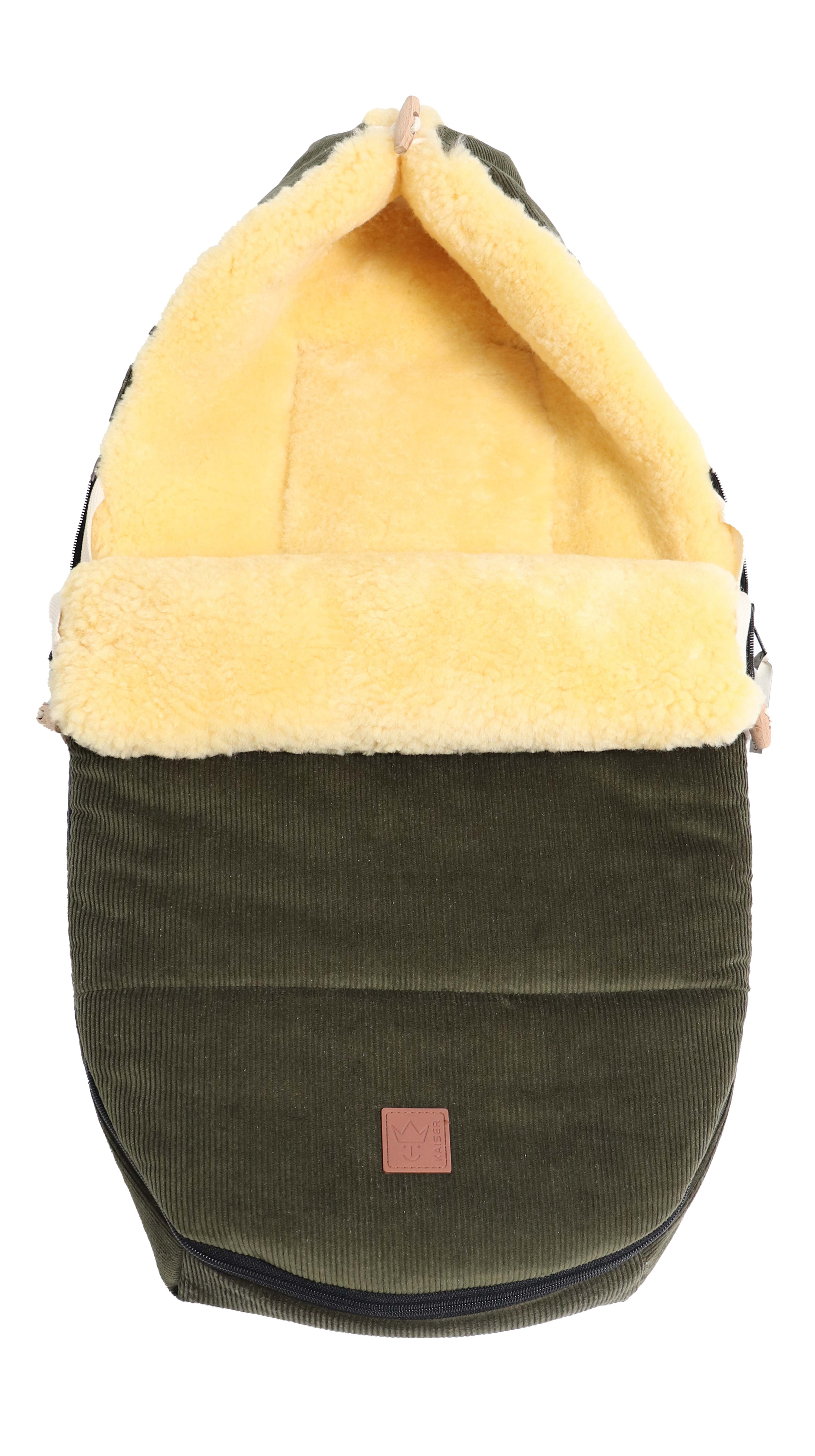 FILIA CORD Babyschalen Fußsack mit Lammfell in der Farbe olive green, Vorderansicht