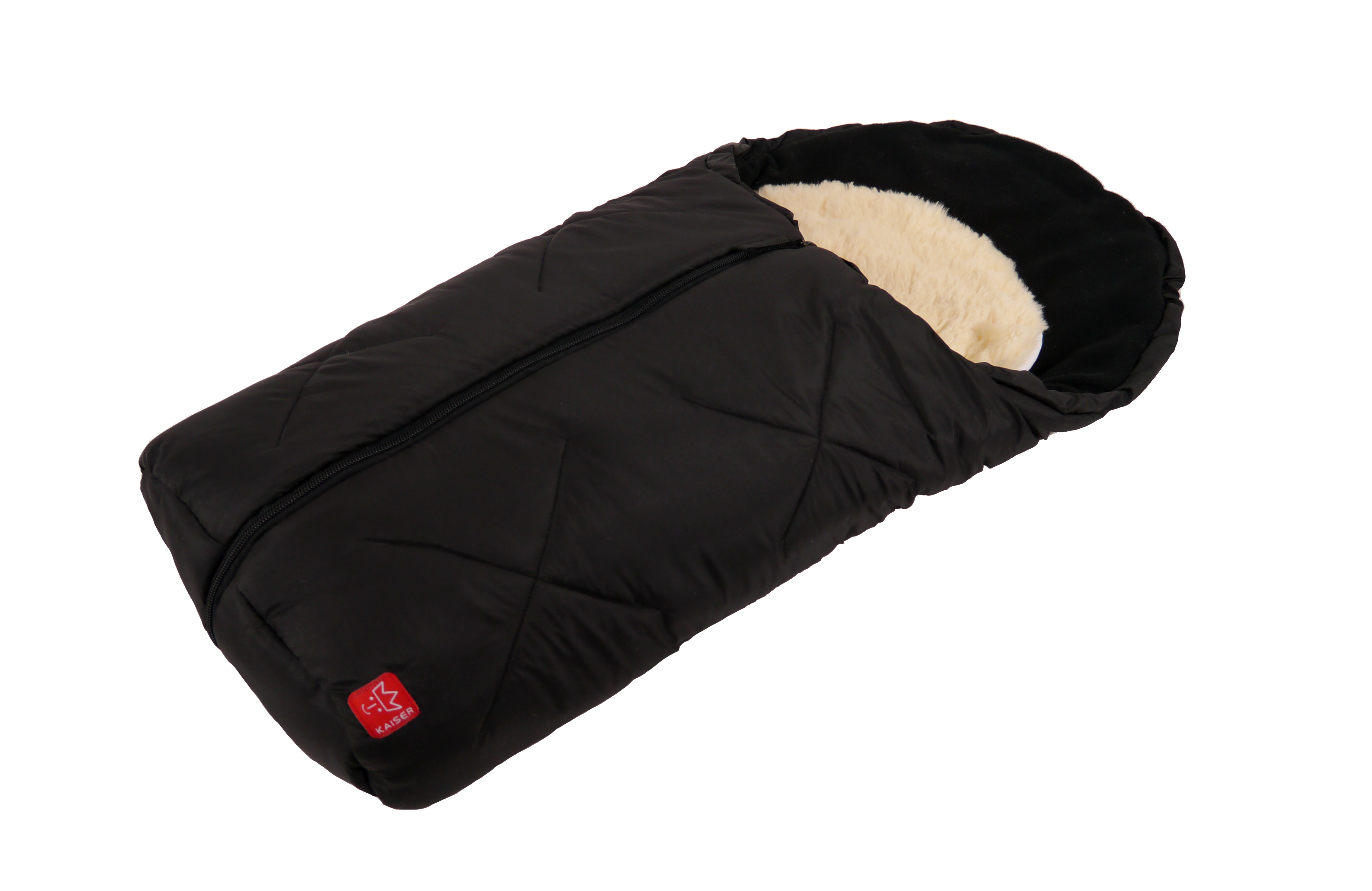 Babyschalen Lammfell-Fußsack in der Farbe black, seitlich liegend, Reißverschluss sichtbar