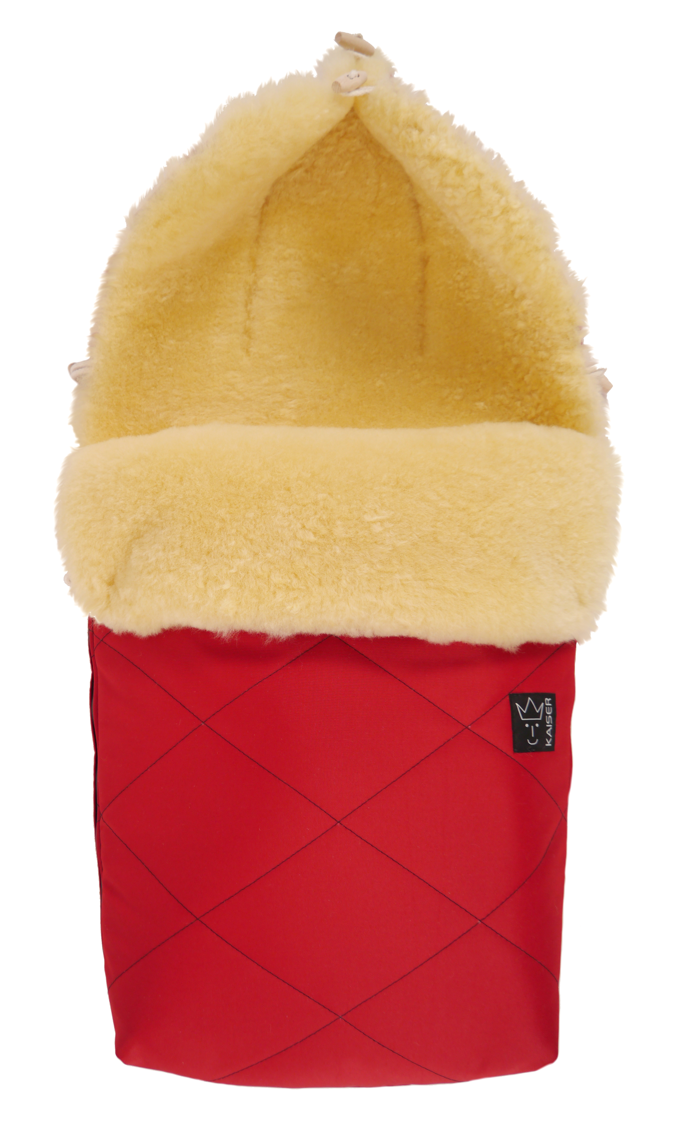 Lammfell-Fußsack in der Farbe rot, mit weichem, gelbem Innenfutter und schwarzem „Kaiser“-Logo auf der Vorderseite.