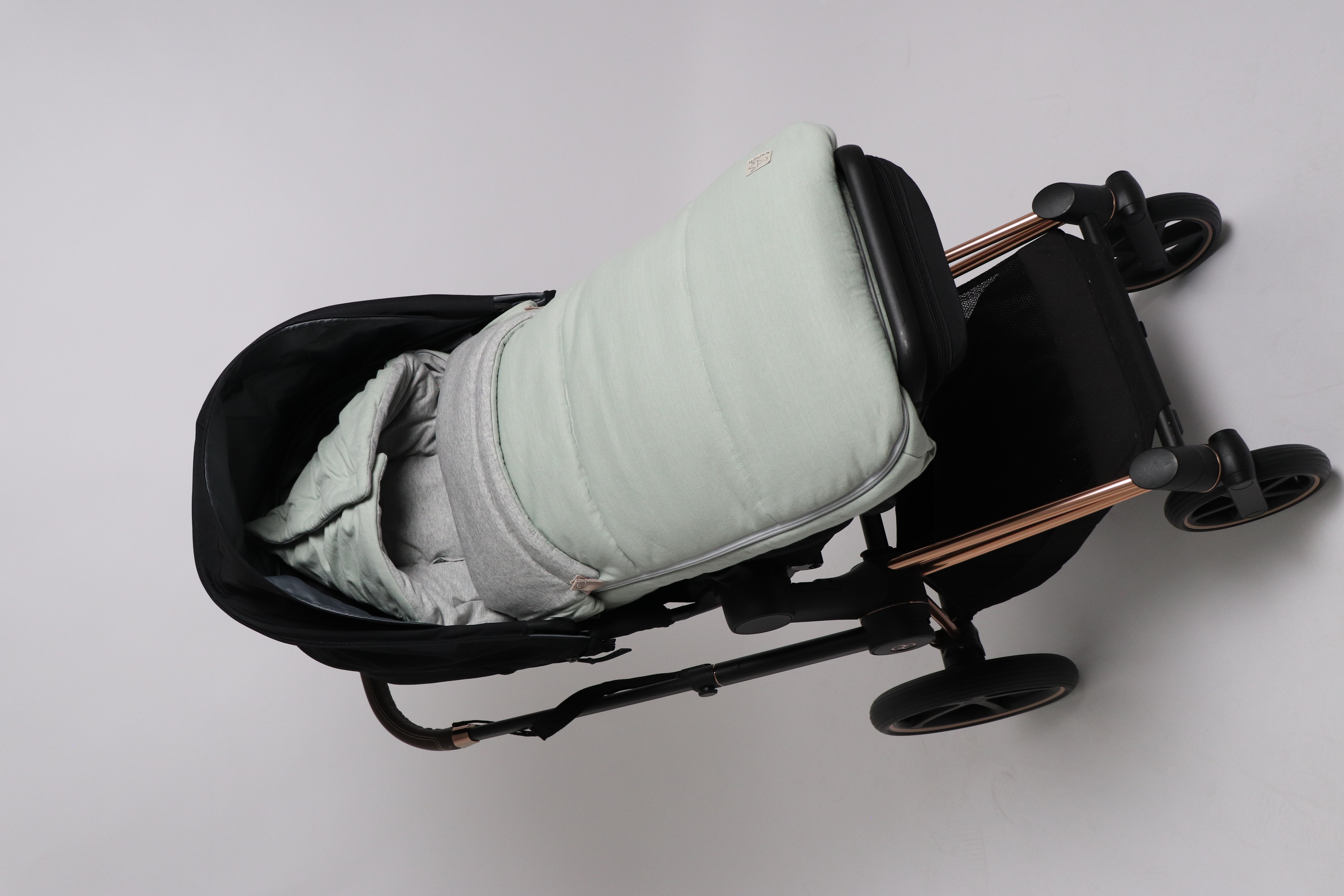 TIFFY JERSEY Sommer Fußsack Sommer Fußsack in der Farbe slit green in einem Kinderwagen eingesetzt