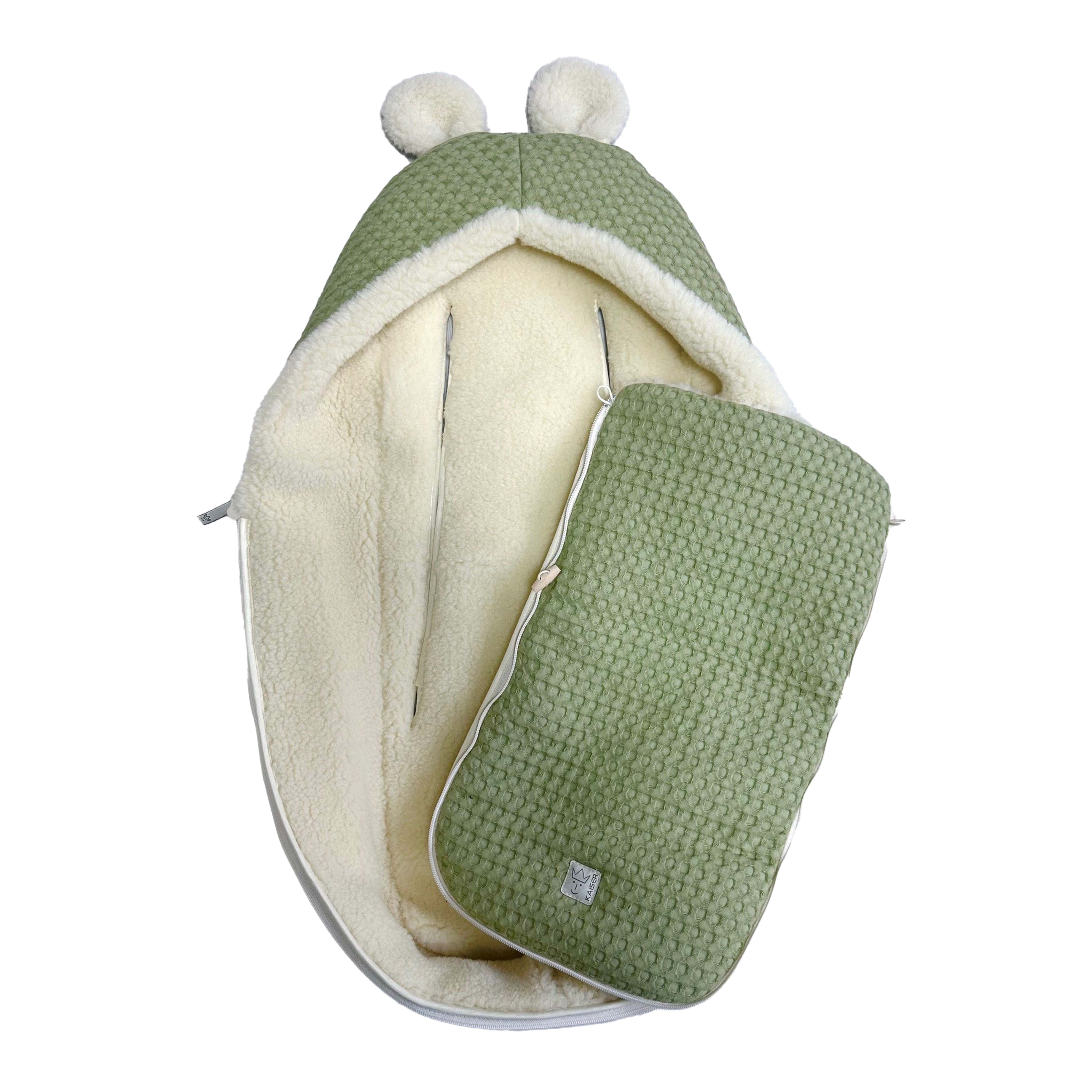 Geöffneter KUSCHELL S Babyschalen Fußsack mineral green mit Ohren und Fleece-Innenfutter