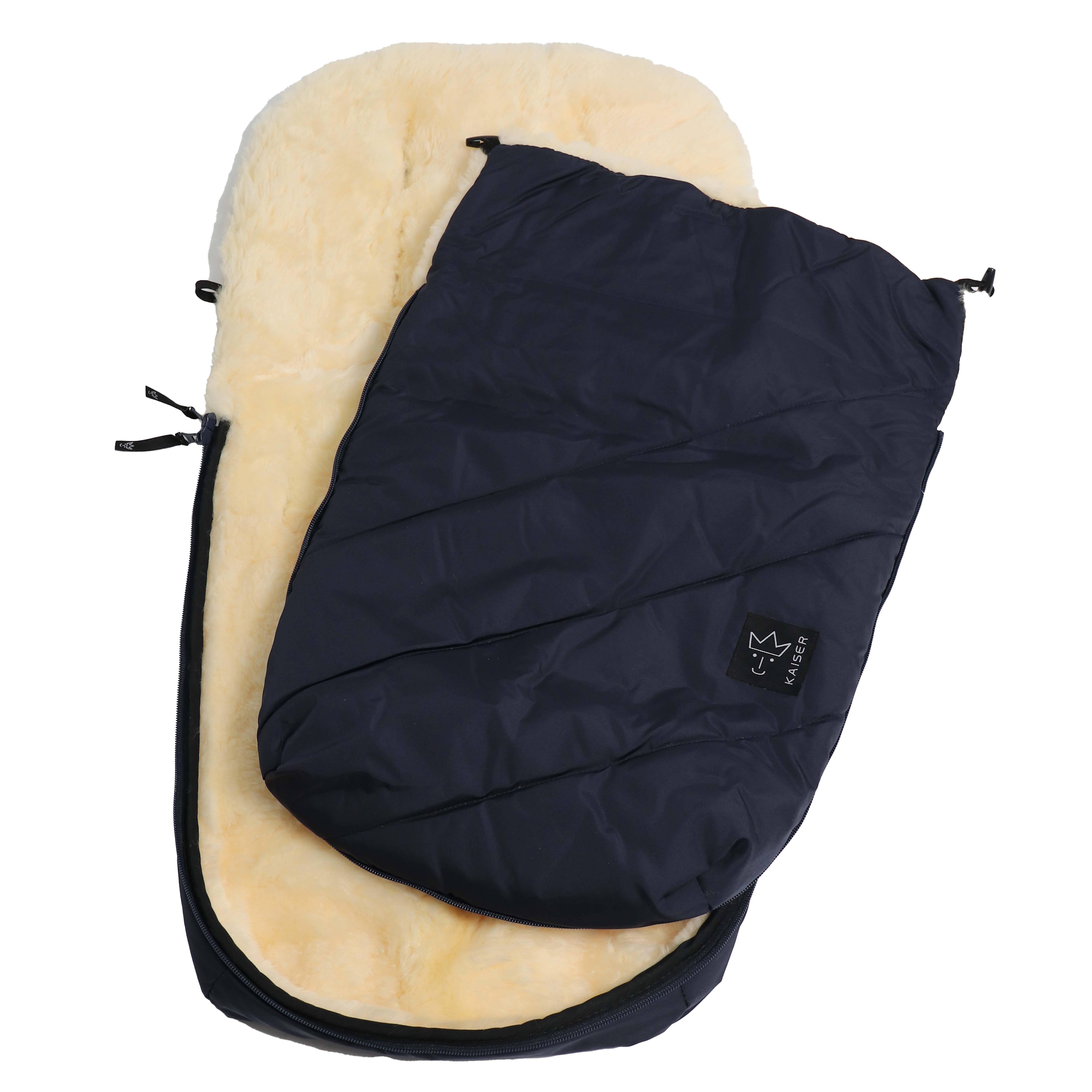 Fußsack mit dem Lammfell-Innenfutter in navy seitlich geöffnet und aufgeklappt