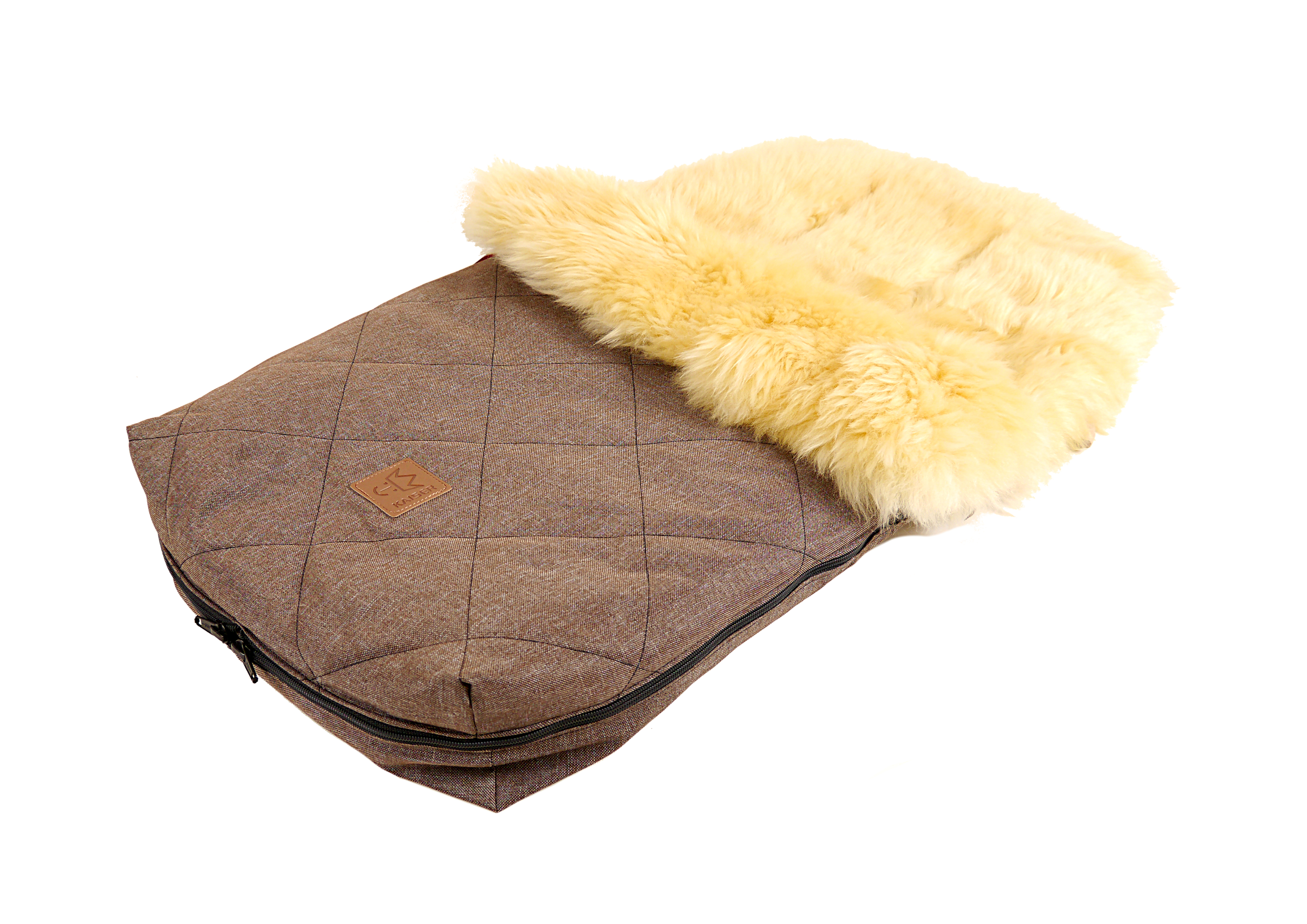 Seitenansicht Winterfußsack in der Farbe braun melange mit Lammfell